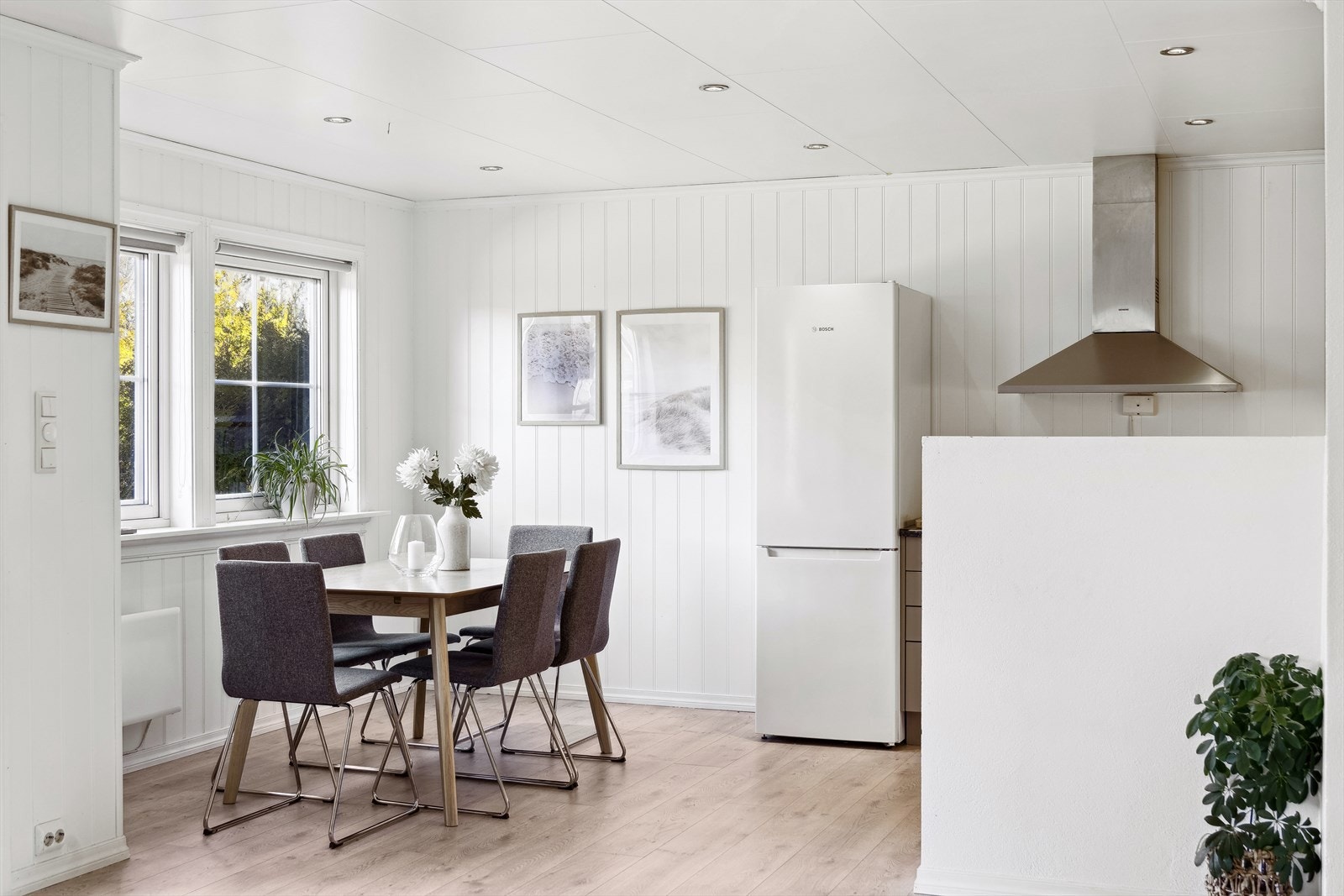 God plass til spisebord i forlengelse av kjøkkenet Galleribilde