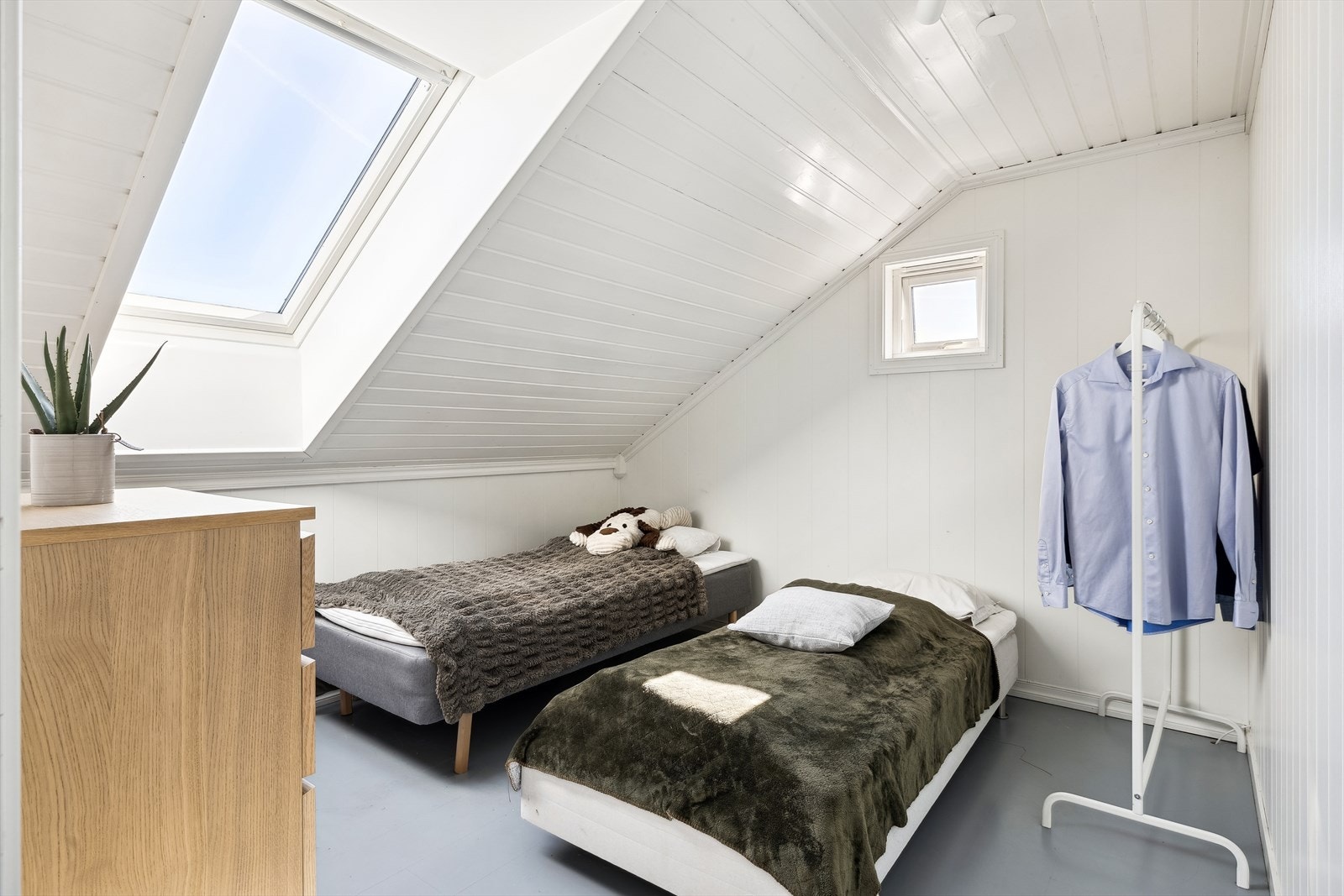 2 soverom i loftsetasjen samt en stor innredet bod. Rømningsveier godkjenner ikke dagens krav til rømning som da godkjent i 2004. Galleribilde