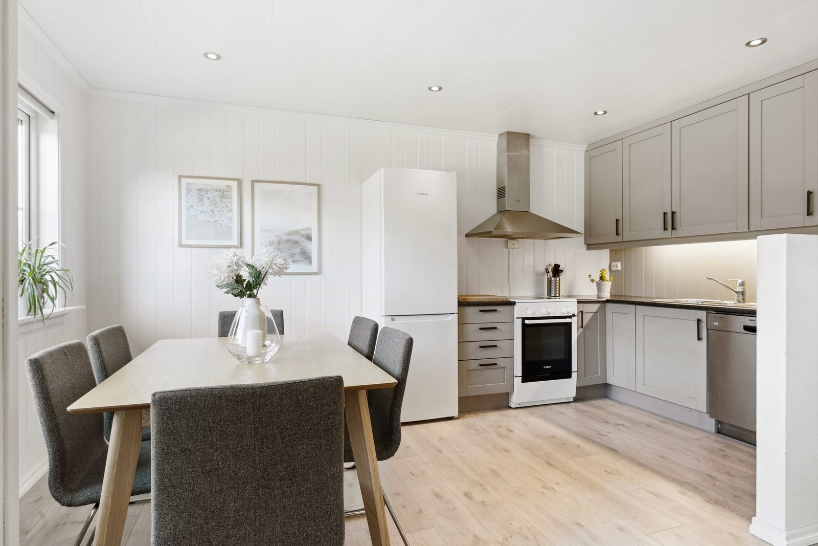 Kjøkken med rikelig med skapplass. Hvitevarer medfølger i salget Galleribilde