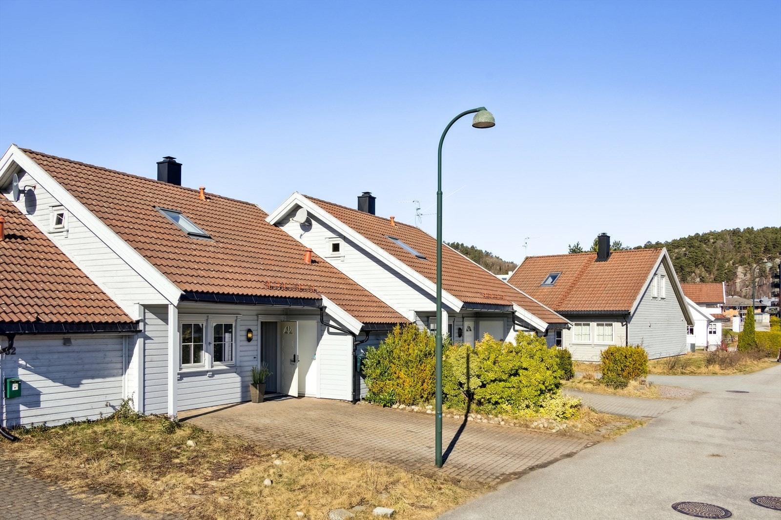 Fasade med parkering i oppkjørsel Galleribilde