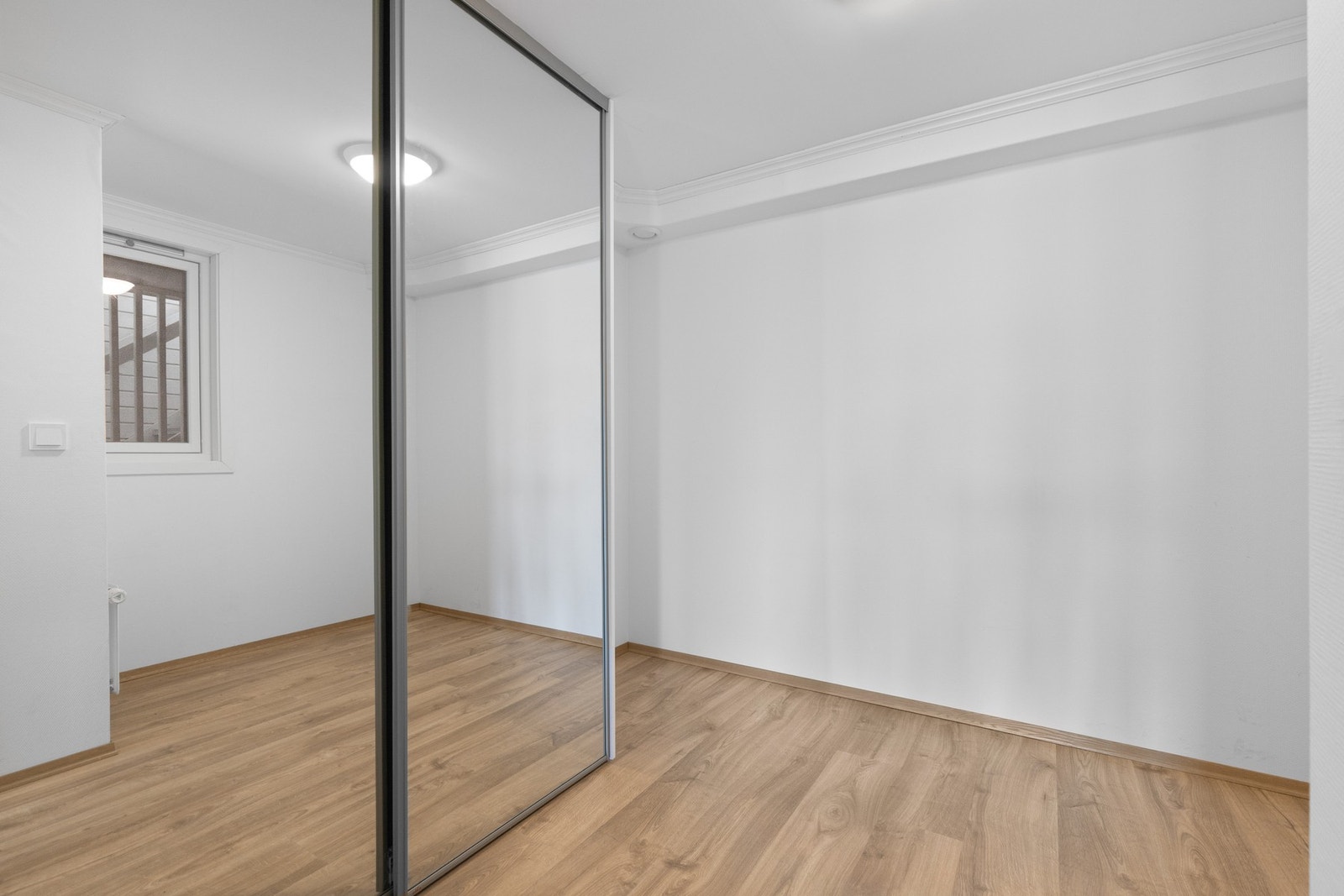 Praktisk rom innredet med garderobeskap. Galleribilde