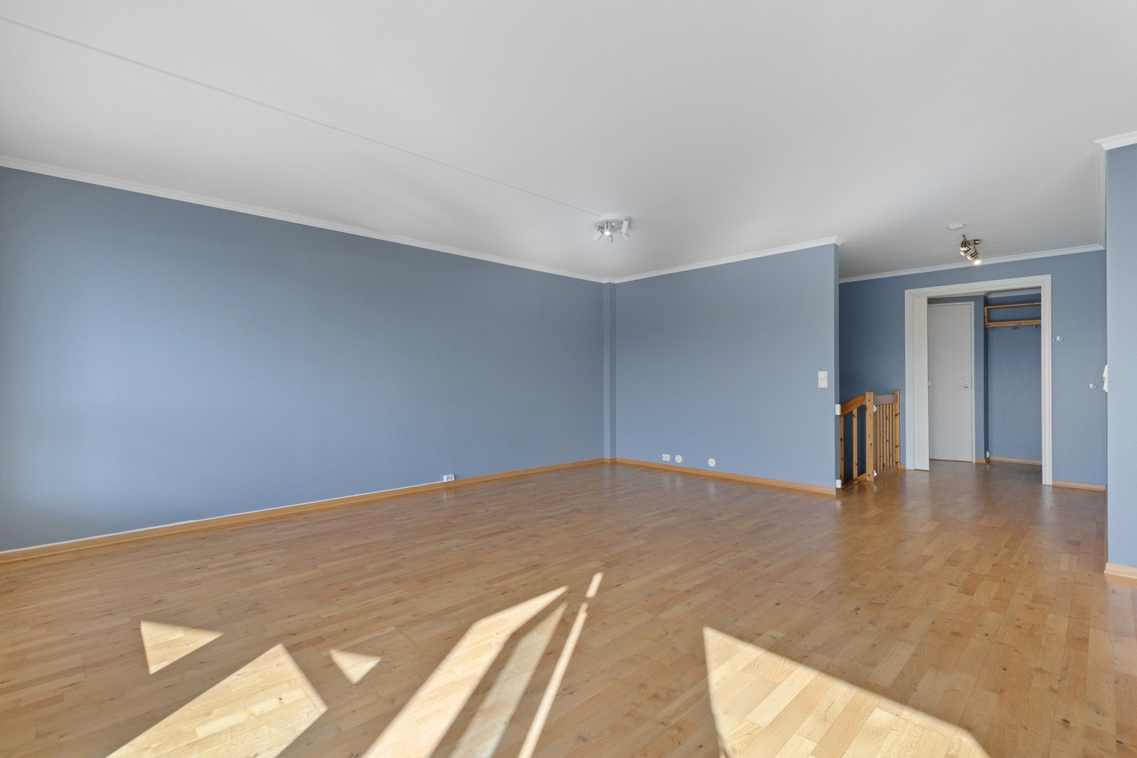 Leiligheten går over to etasjer. Stue/kjøkken finner du i øverste etasje. Galleribilde