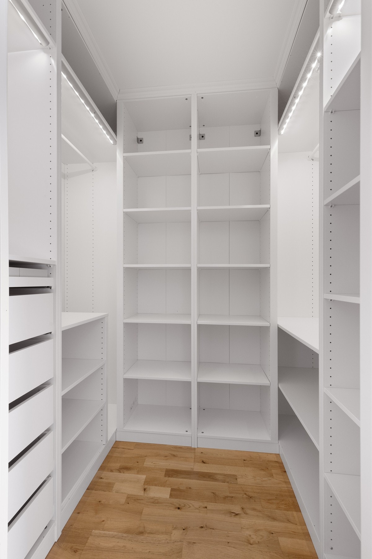 Det er også tillaget en flott garderobeløsning på hovedsoverommet. Galleribilde