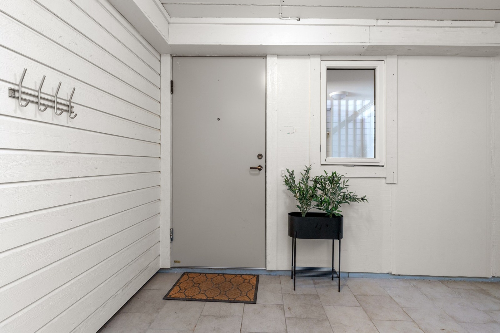 Overbygd inngangsparti. Velkommen til visning! Galleribilde