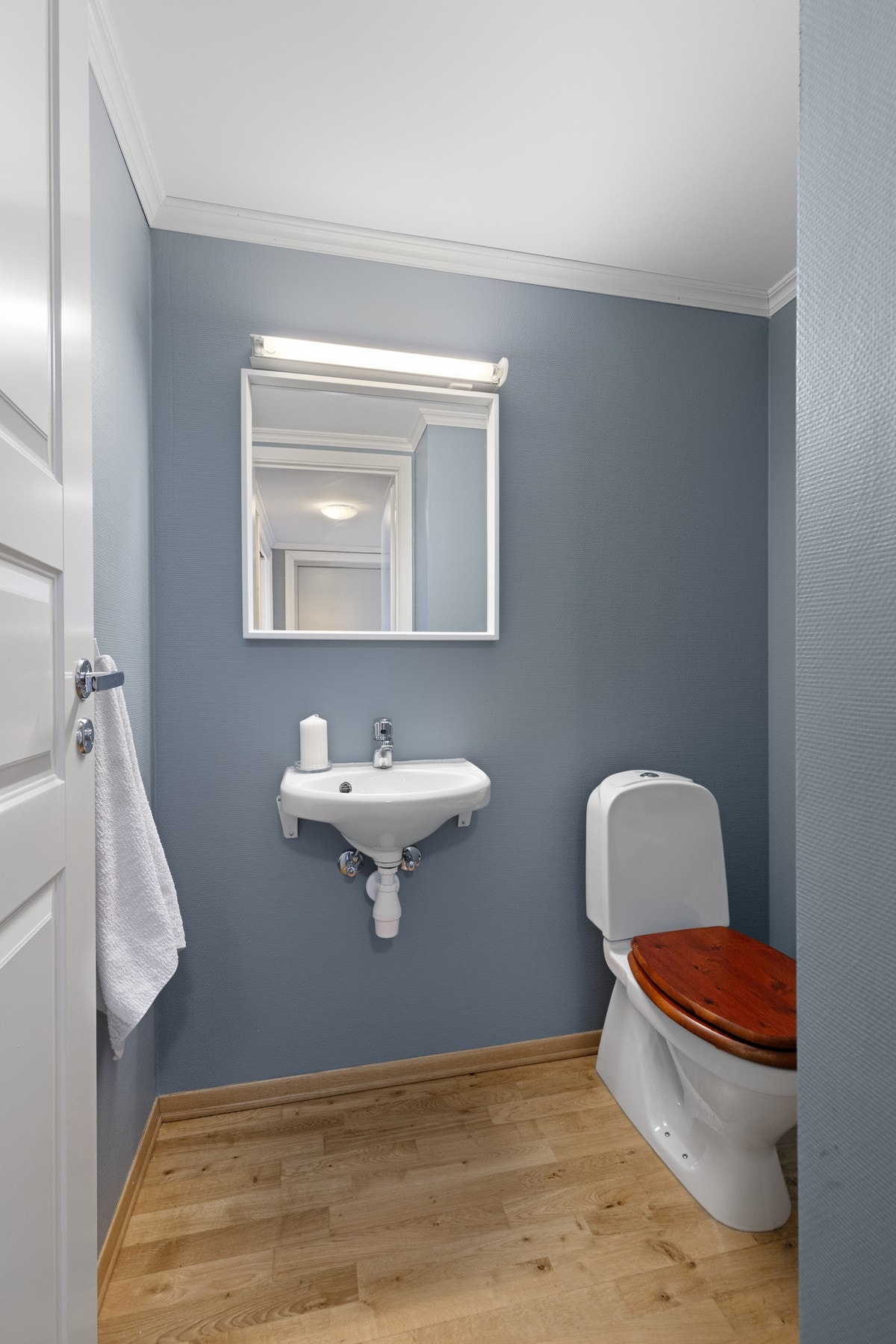 Praktisk toalettrom med enkel innredning og god plass til både vask og toalett. Galleribilde