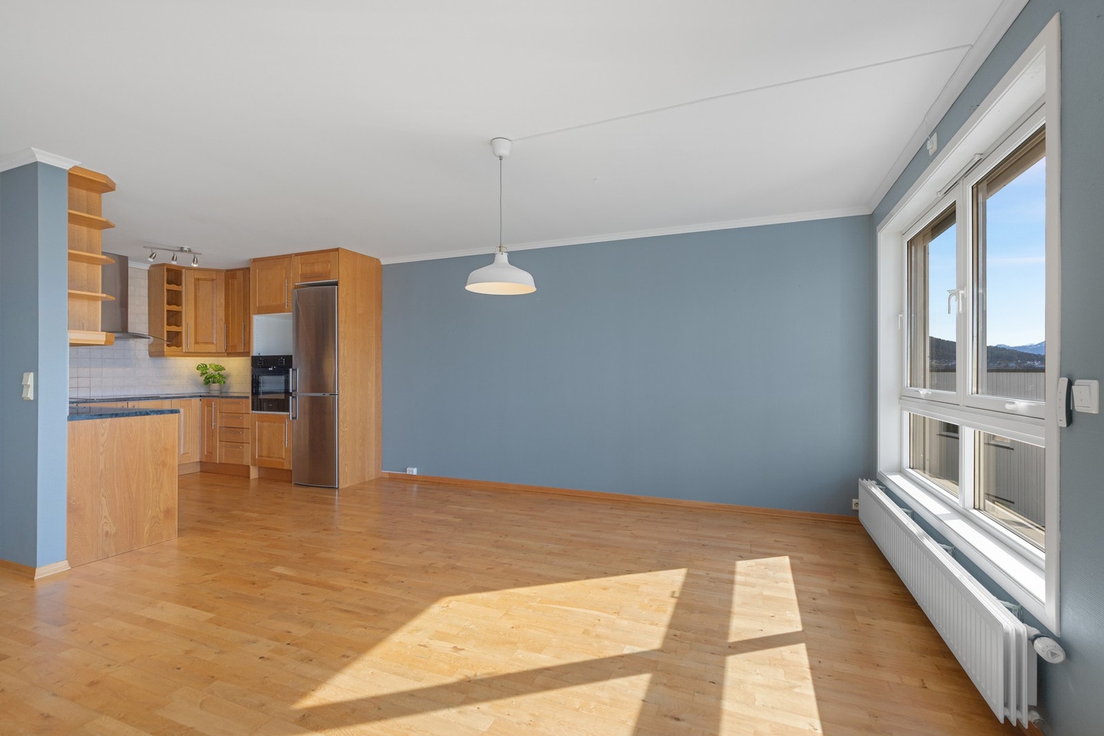 Praktisk kjøkken med profilerte fronter og god benkeplass - ideelt for matlaging og hverdagsliv. Galleribilde