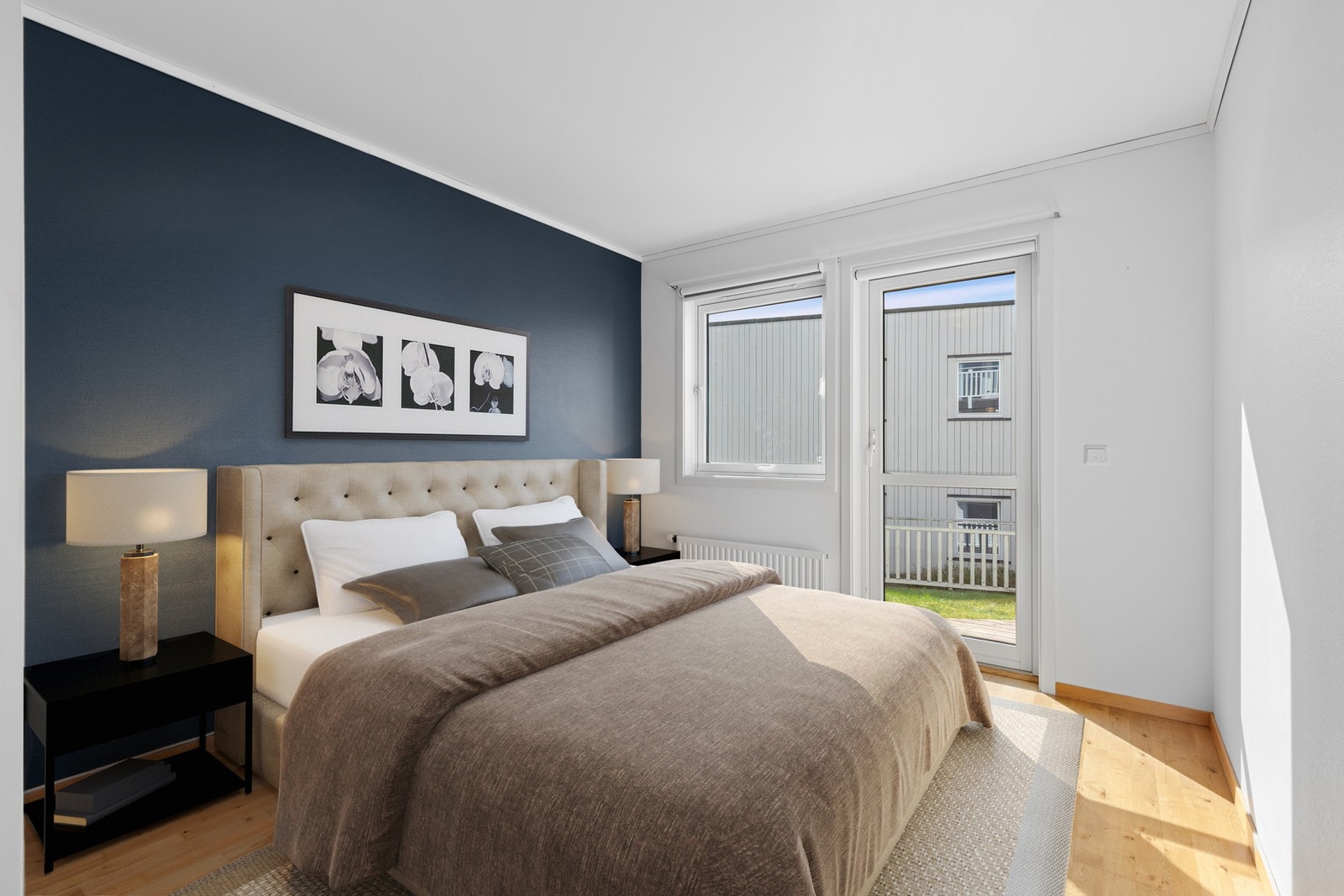 Lyst og innbydende soverom med god plass til dobbeltseng. Her er det utgang til terrasse på ca. 11 kvm. Galleribilde