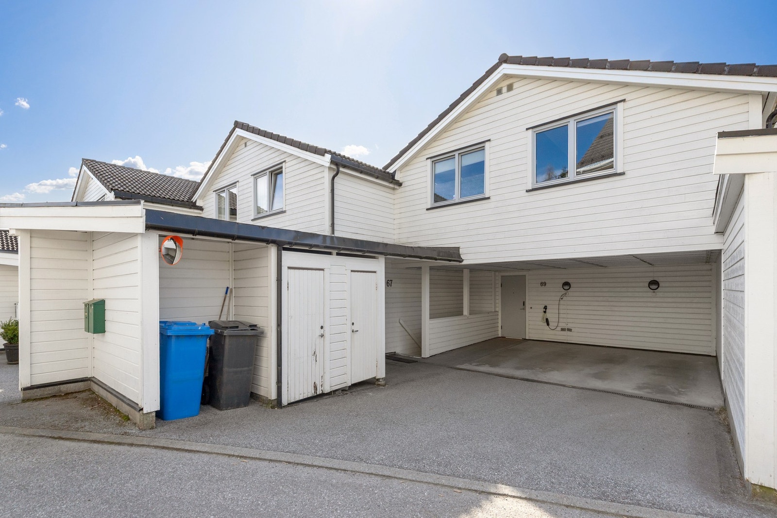 Leiligheten har egen carport og praktisk utvendig bod for ekstra lagring. Galleribilde