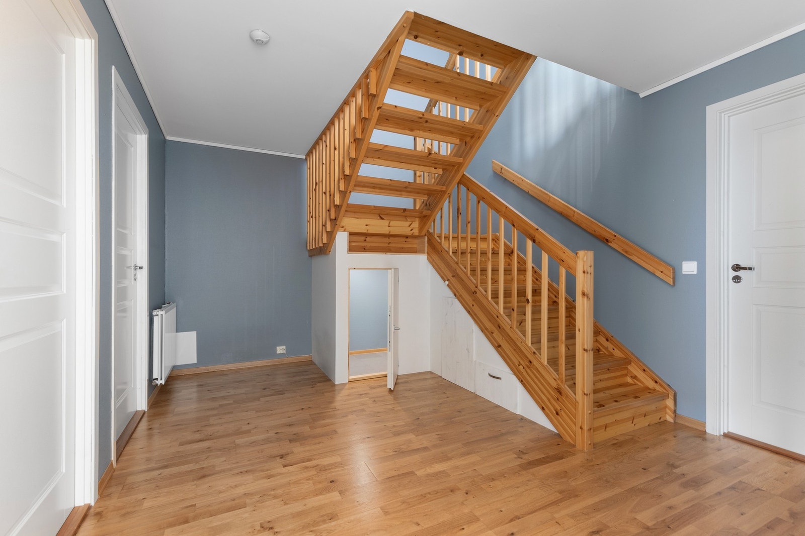 Praktisk oppbevaringsrom under trapp. Galleribilde