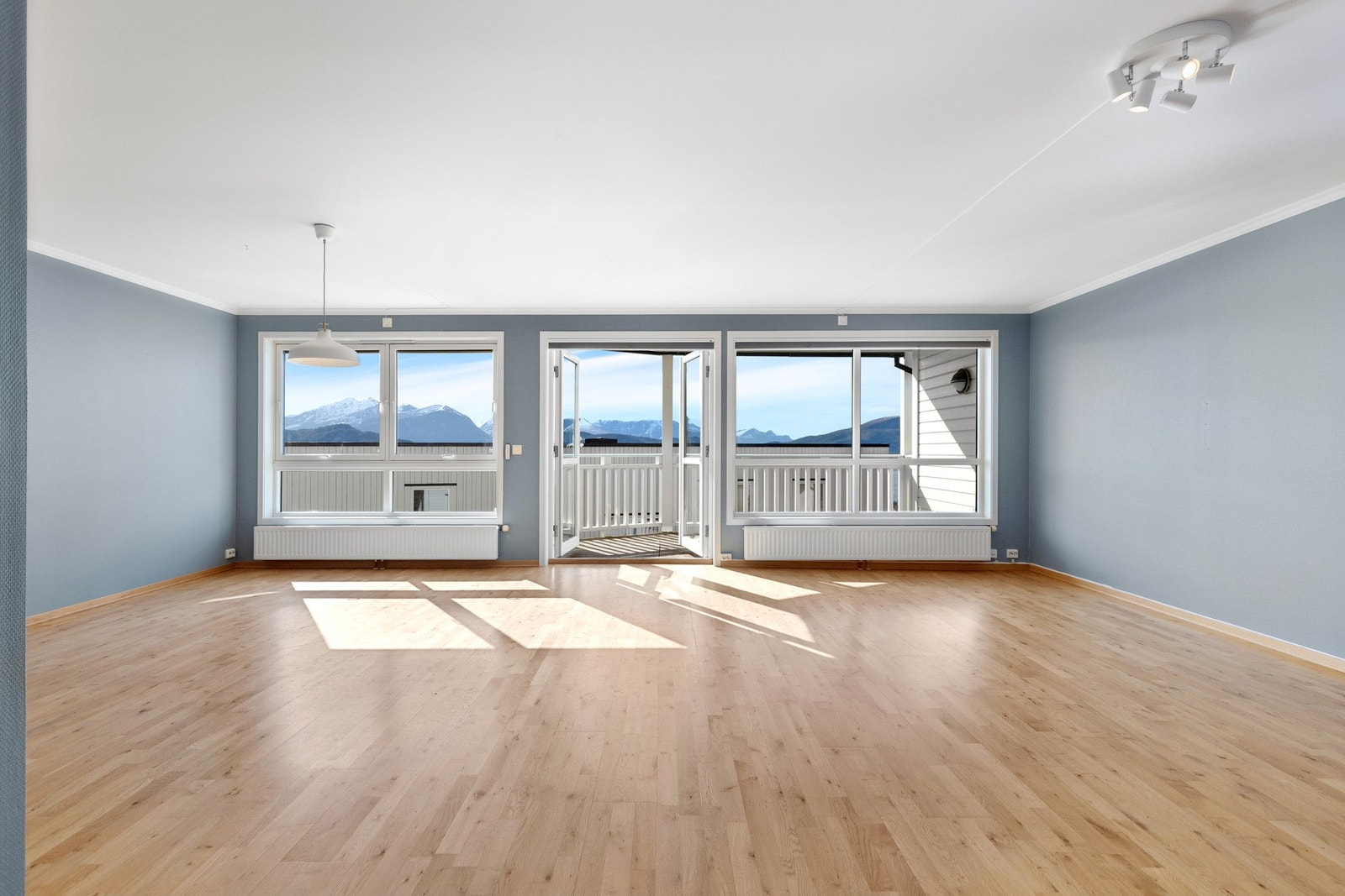 Lys og åpen stue med kjøkkenløsning, perfekt for sosialt samvær og avslapning. Galleribilde