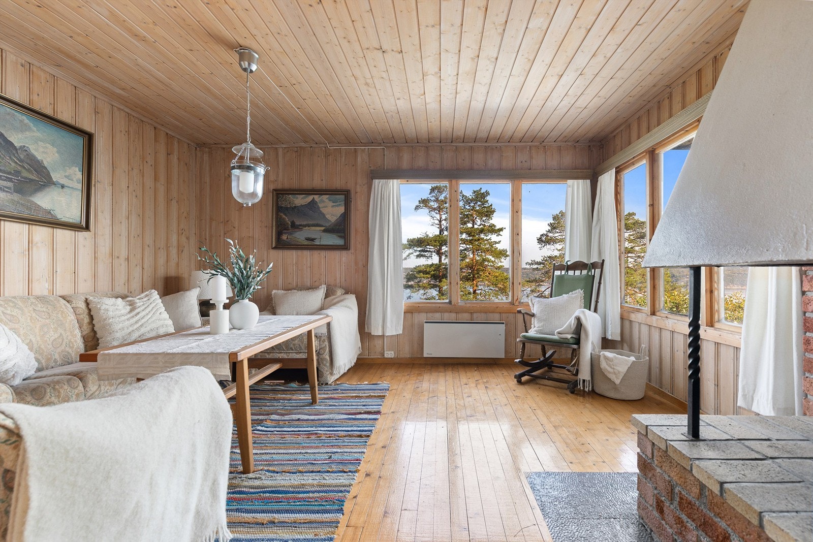 Stue med plass til sofaløsning med tilhørende møblementer Galleribilde