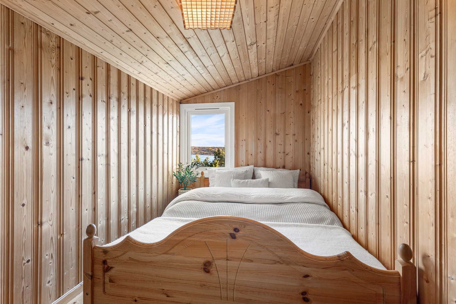 Soverom 1 med plass til dobbeltseng, nattbord samt klesskap Galleribilde