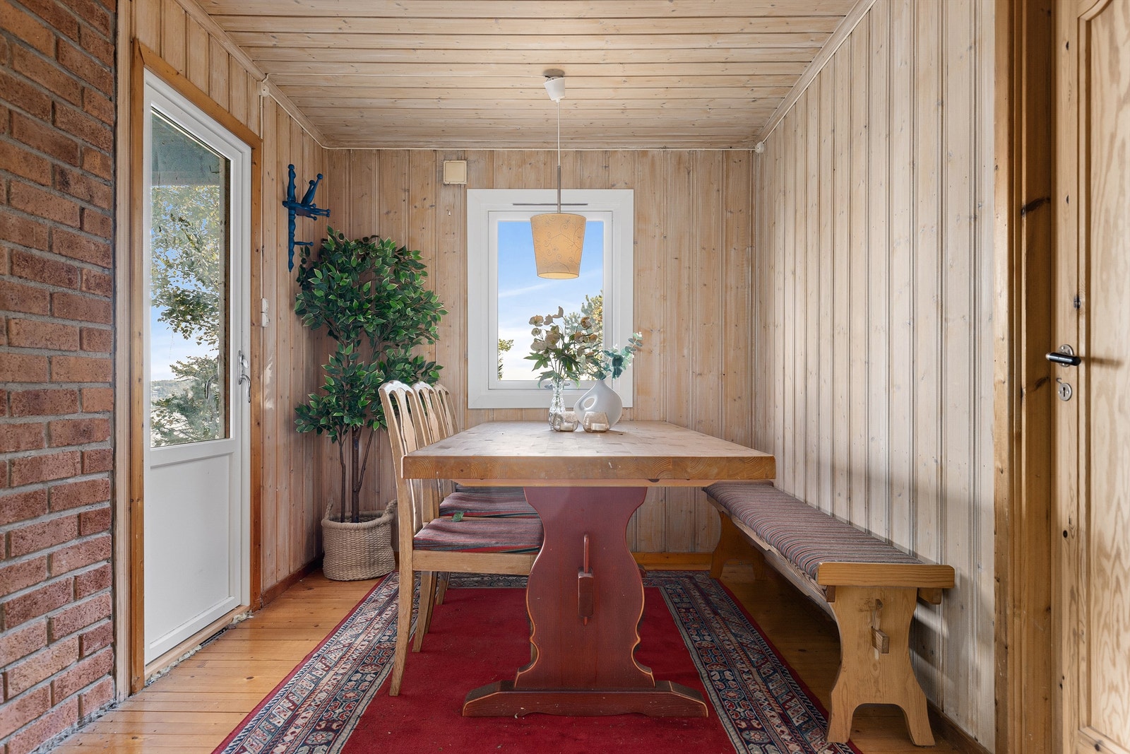 Spisestuen har god plass til langbord til både familie og venner. Utgang til terrasse herfra Galleribilde