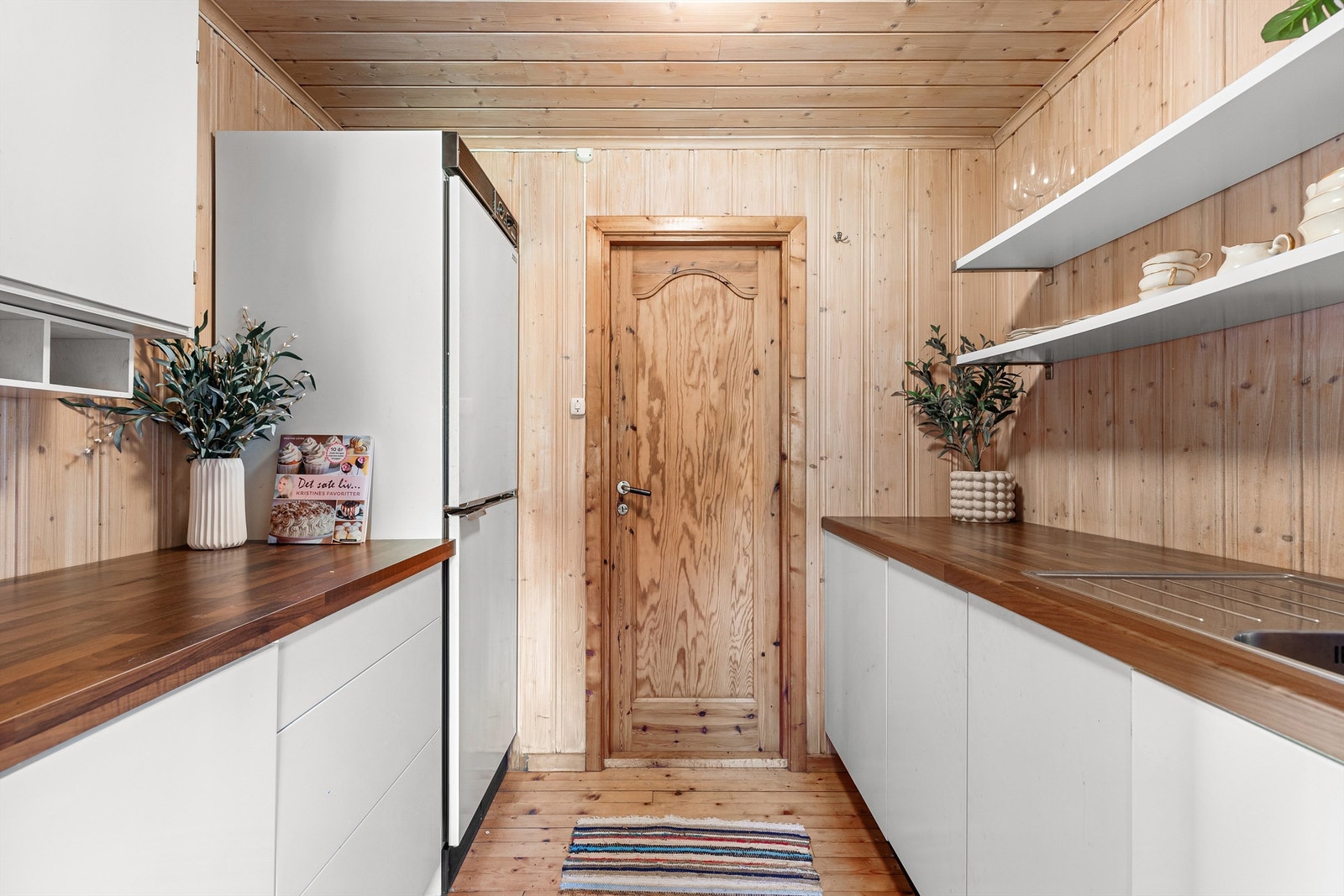 Kjøkken med over- og underskap i lyse slette fronter Galleribilde