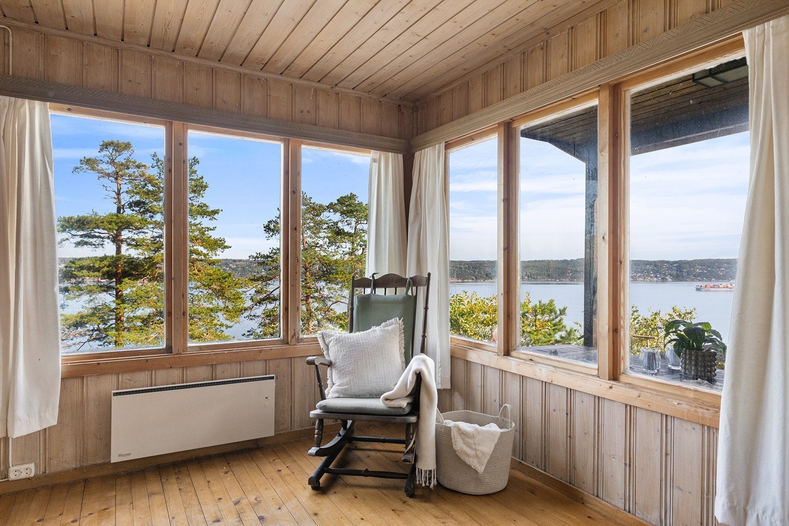 Store vindusflater som slipper inn rikelig med naturlig lys samt byr på en fantastisk utsikt til Oslofjorden Galleribilde