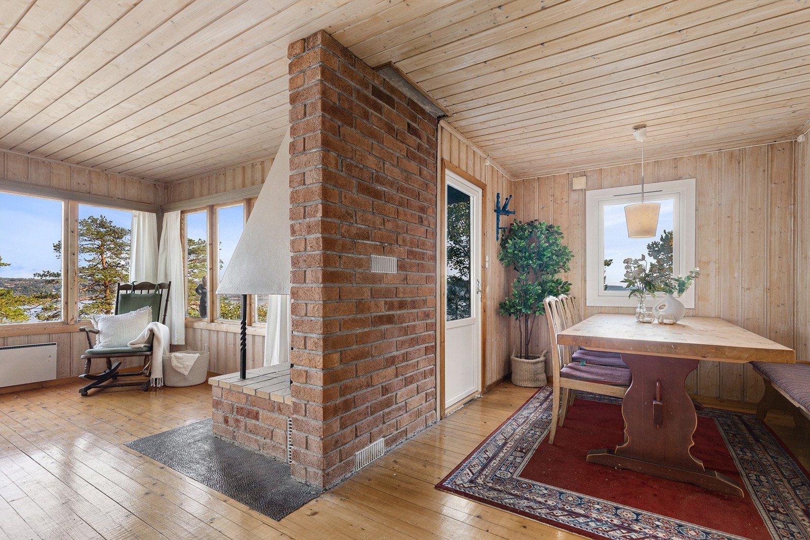 Peisen fungerer som en naturlig skillevegg mellom stue og spisestuen Galleribilde