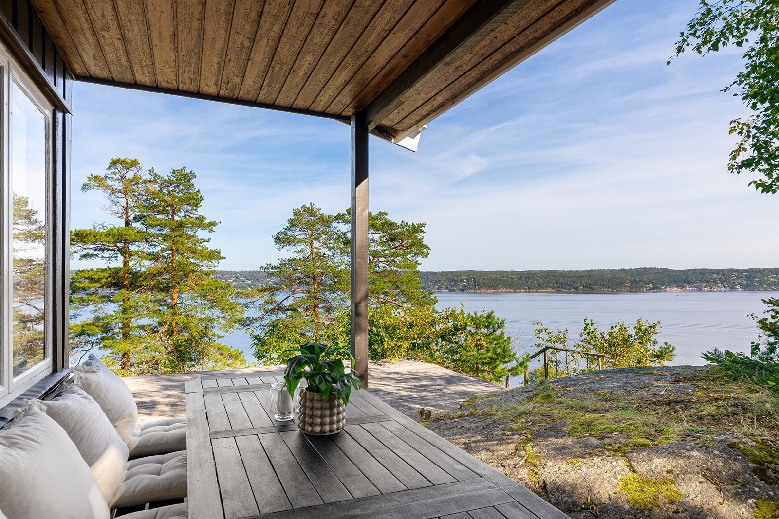 Delvis overbygget terrasse med god plass til utemøbler Galleribilde