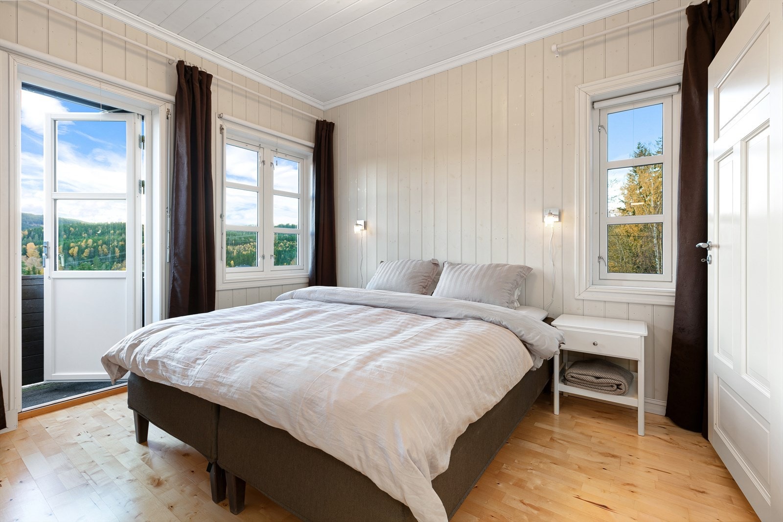 Boligen har seks soverom til sammen, fordelt med ett i første etasje og fem i andre etasje. Galleribilde