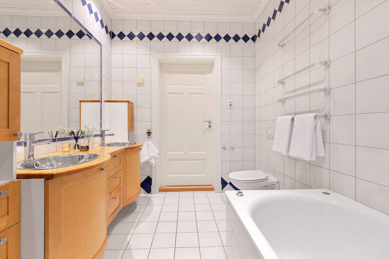 Planløsningen byr på to bad i andre etasje, et eget vaskerom i første etasje og to ekstra wc-rom i hver sin hovedetasje. Det største badet har både et dusjkabinett i herdet glass og et badekar med dusjløsning. Galleribilde