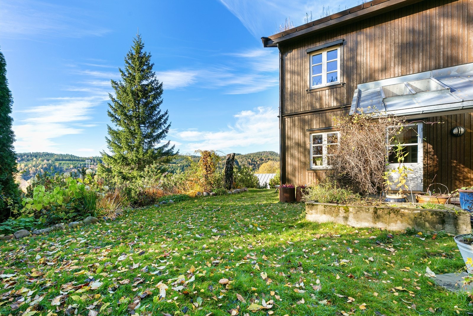Her bor man i rolige omgivelser, rett ved tog, dagligvare og utallige turveier i marka. Galleribilde