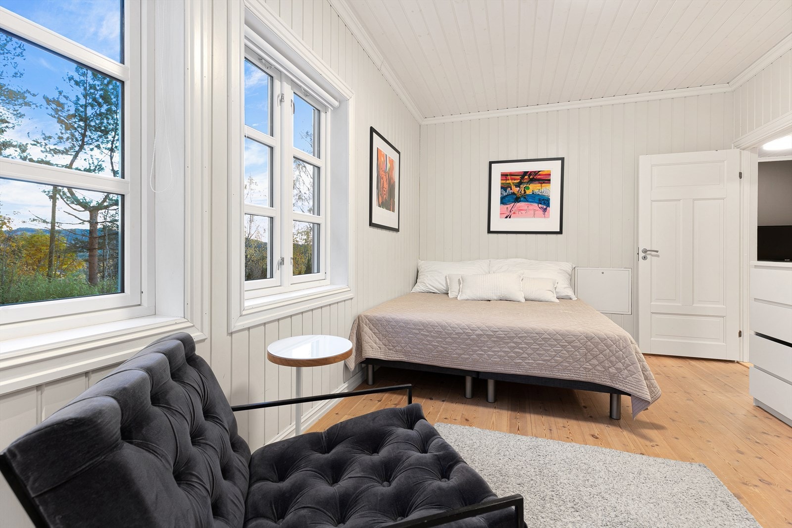 Hele seks soverom gir mange valgmuligheter til familien, og ved behov kan rommene benyttes som kontor, treningsrom eller ekstra stue. Alle soverommene oppe har utgang til en balkong, perfekt for morgenkaffen på varme dager. Galleribilde