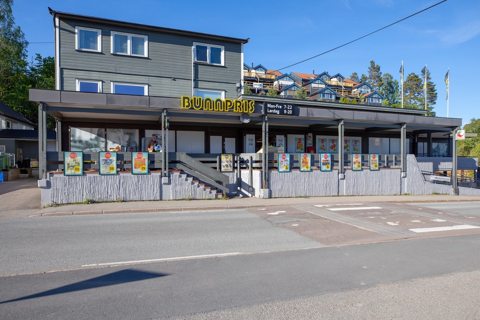 Bunnpris Nittedal nås etter ca. 9 minutter til fots. Coop Mega og Rema 1000 ligger i tilknytning til Mosenteret, ca. 2,6 km unna. Mosenteret har flere forretninger, bank, apotek, vinmonopol og gode servicetilbud. Galleribilde
