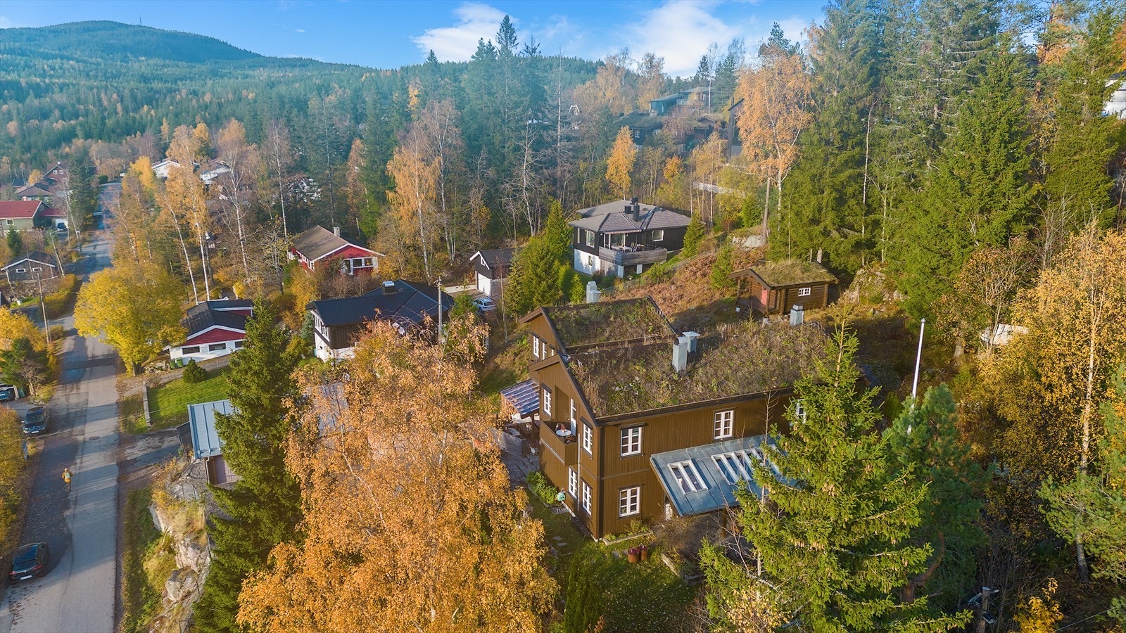 Selve tomten er praktfull; plassert høyt, fritt og usjenert - og bygget pent inn i terrenget. Gode solforhold, fine uteplasser og nydelig utsikt setter prikken over i´en. Galleribilde