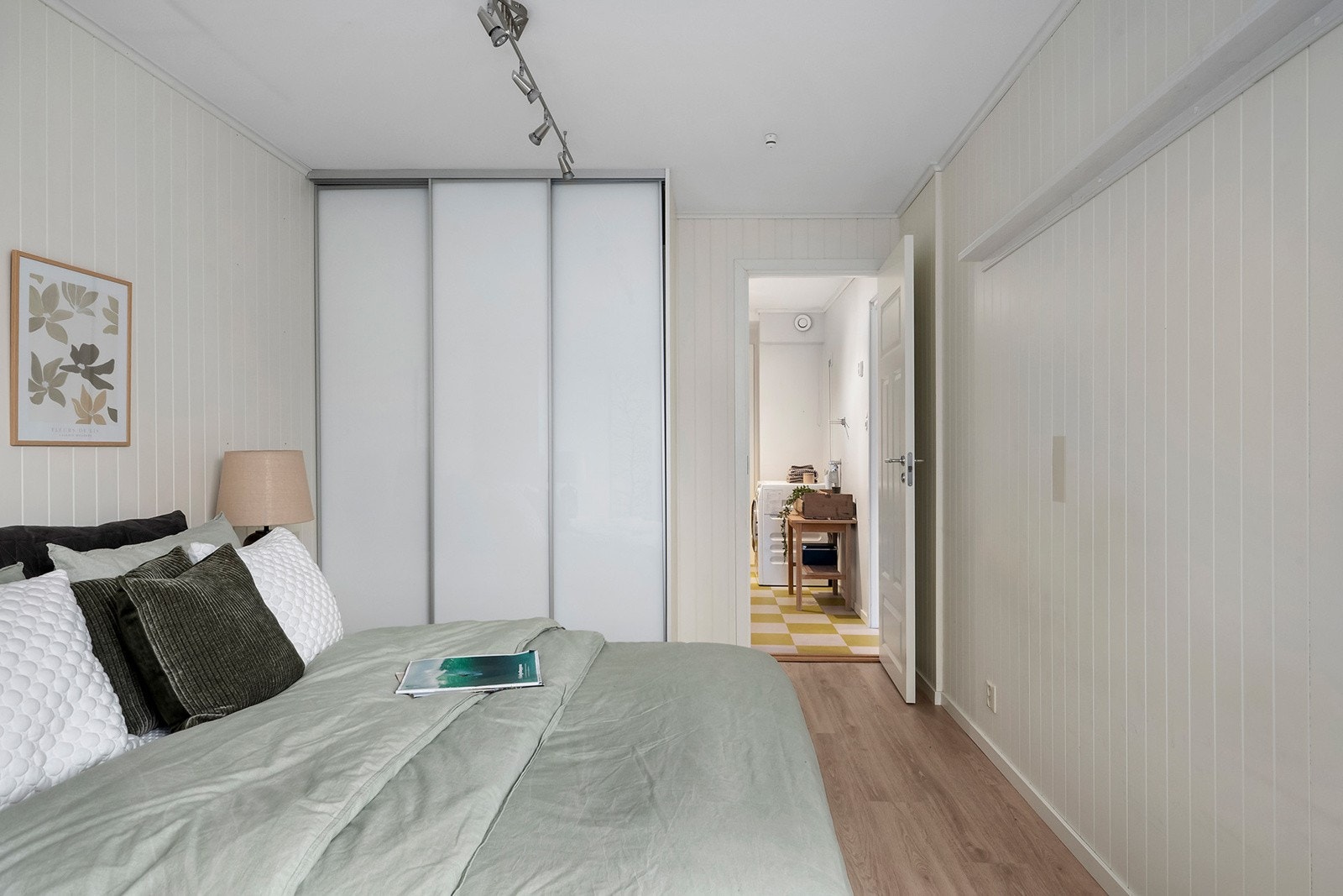 Det er skyvedørsgarderobe på soverommet. Galleribilde