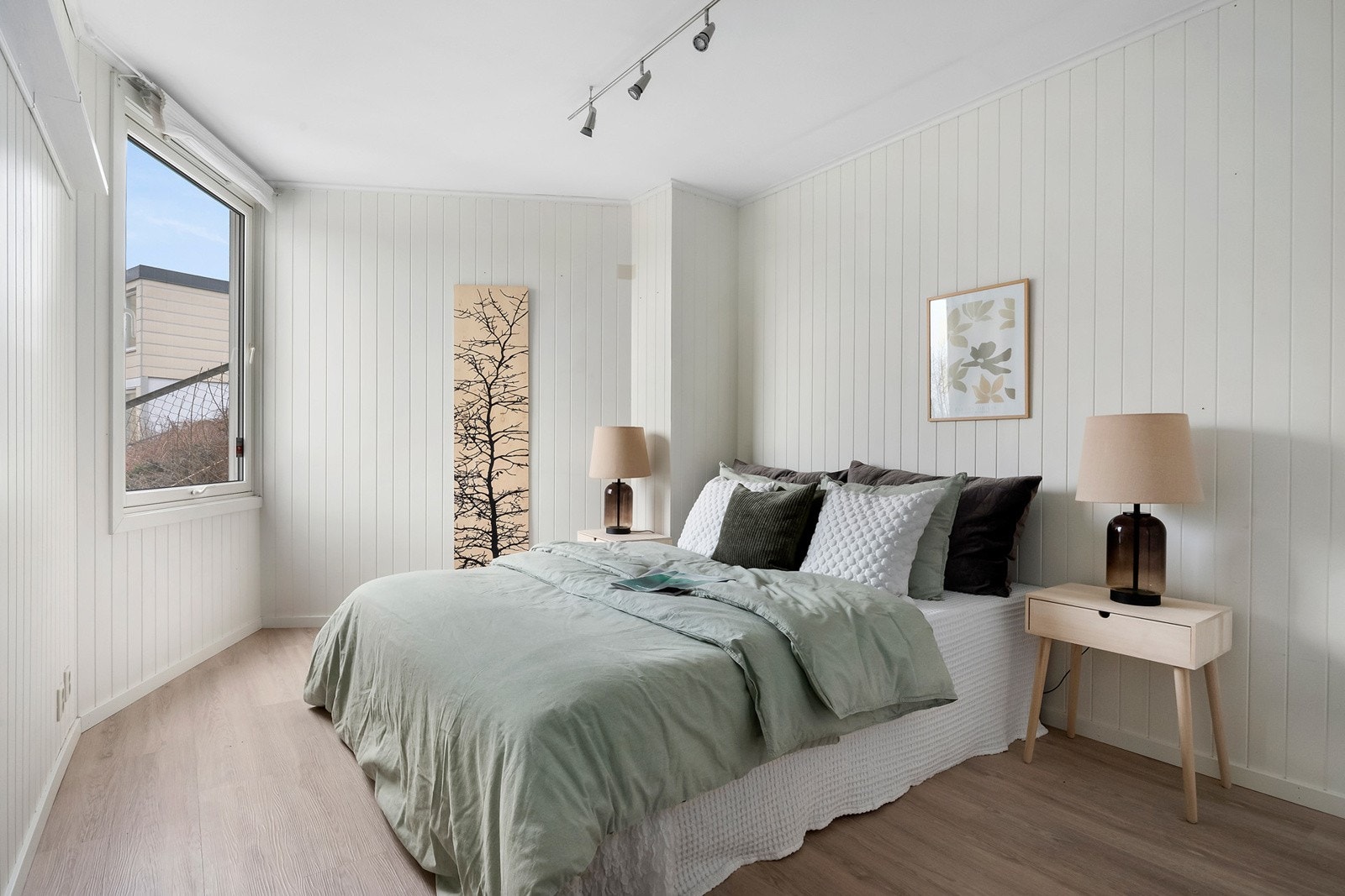 Romslig hovedsoverom med god plass til stor seng. Galleribilde