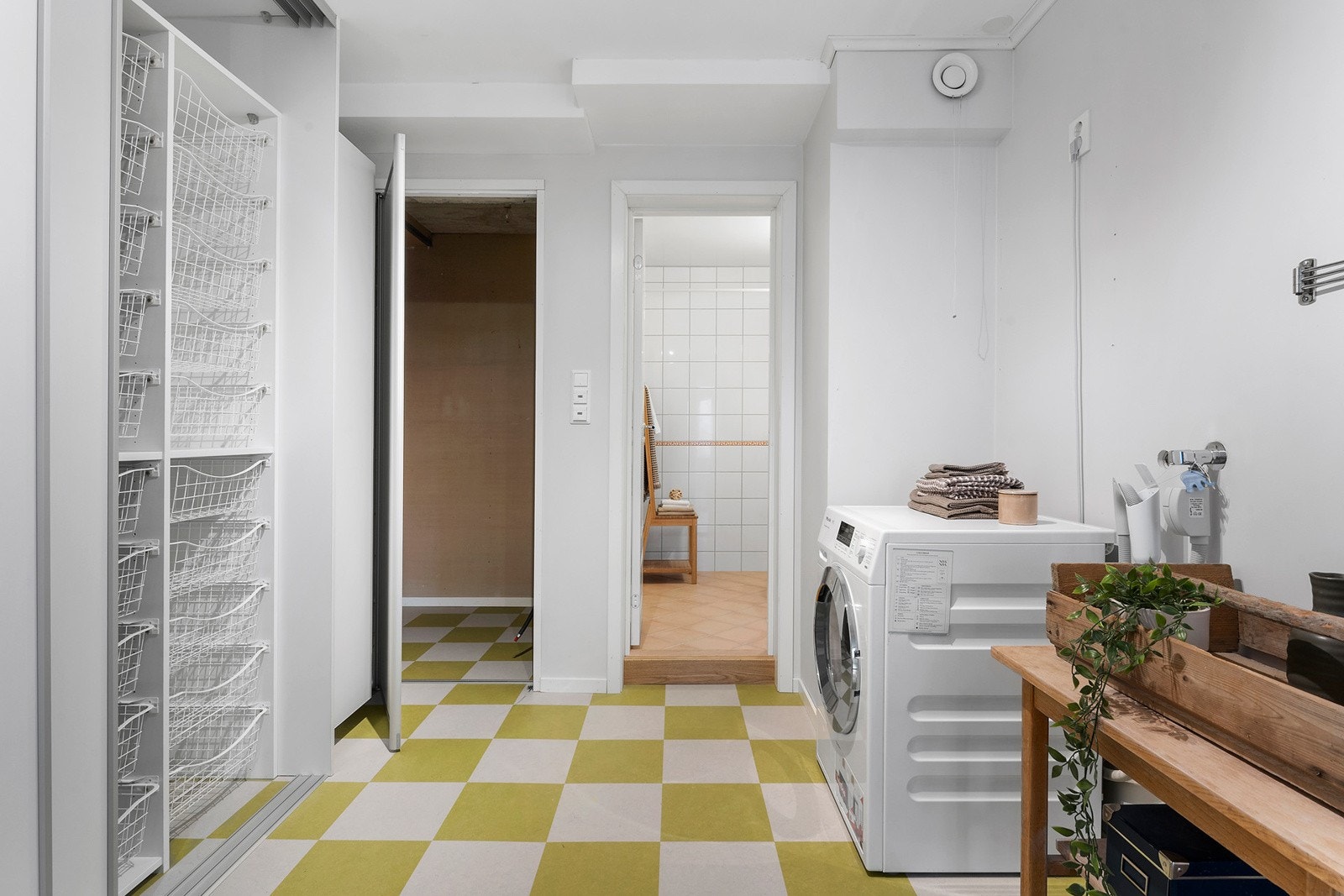 Stort og praktisk vaskerom med garderobeplass og opplegg for vaskemaskin. Det er adkomst til innvendig bod fra vaskerommet. Galleribilde