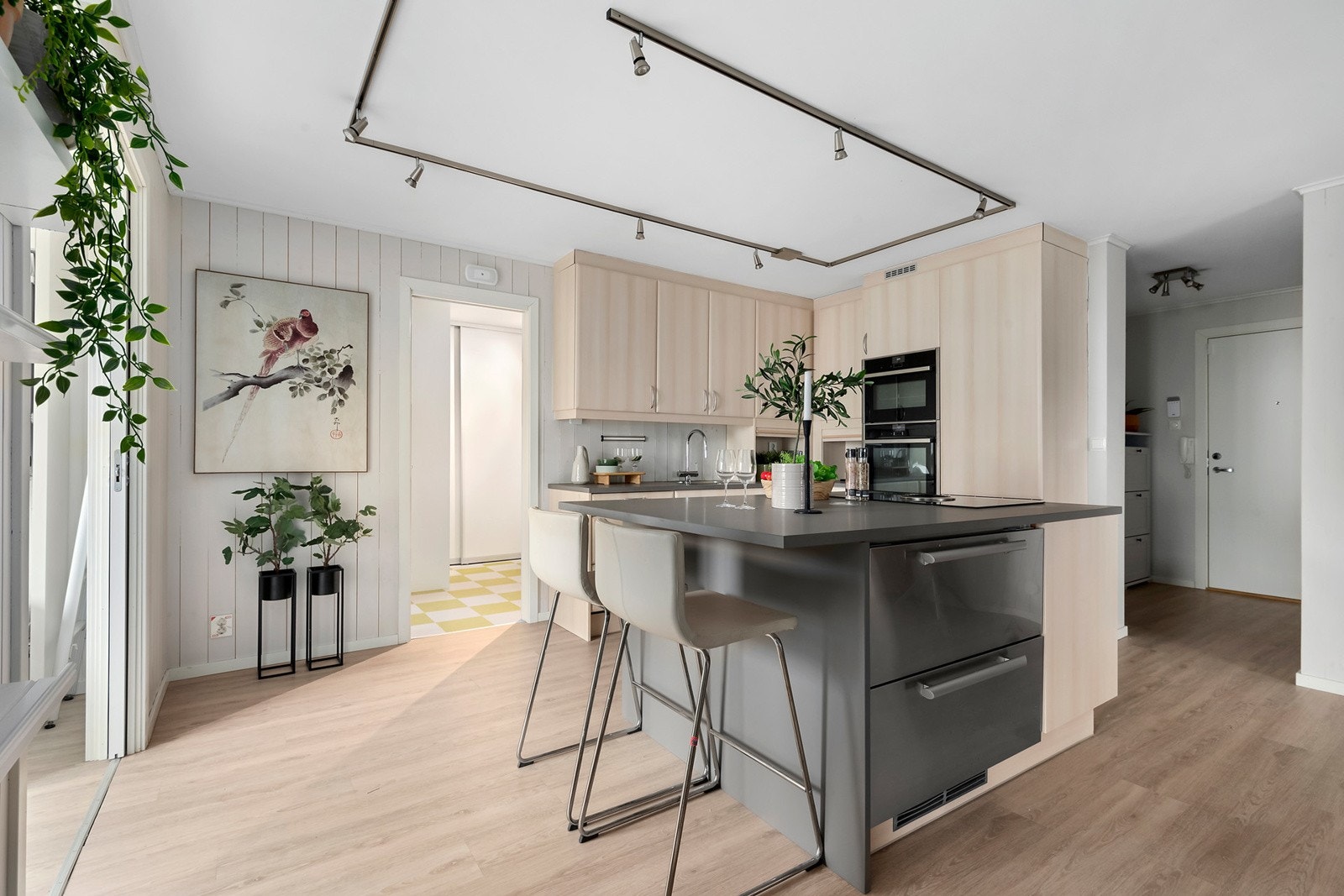 Midt i rommet finner du kjøkkenøyen, montert med induksjonstopp med integrert vifte, fryseskuffer og praktisk barløsning hvor man kan nyte frokosten. Galleribilde