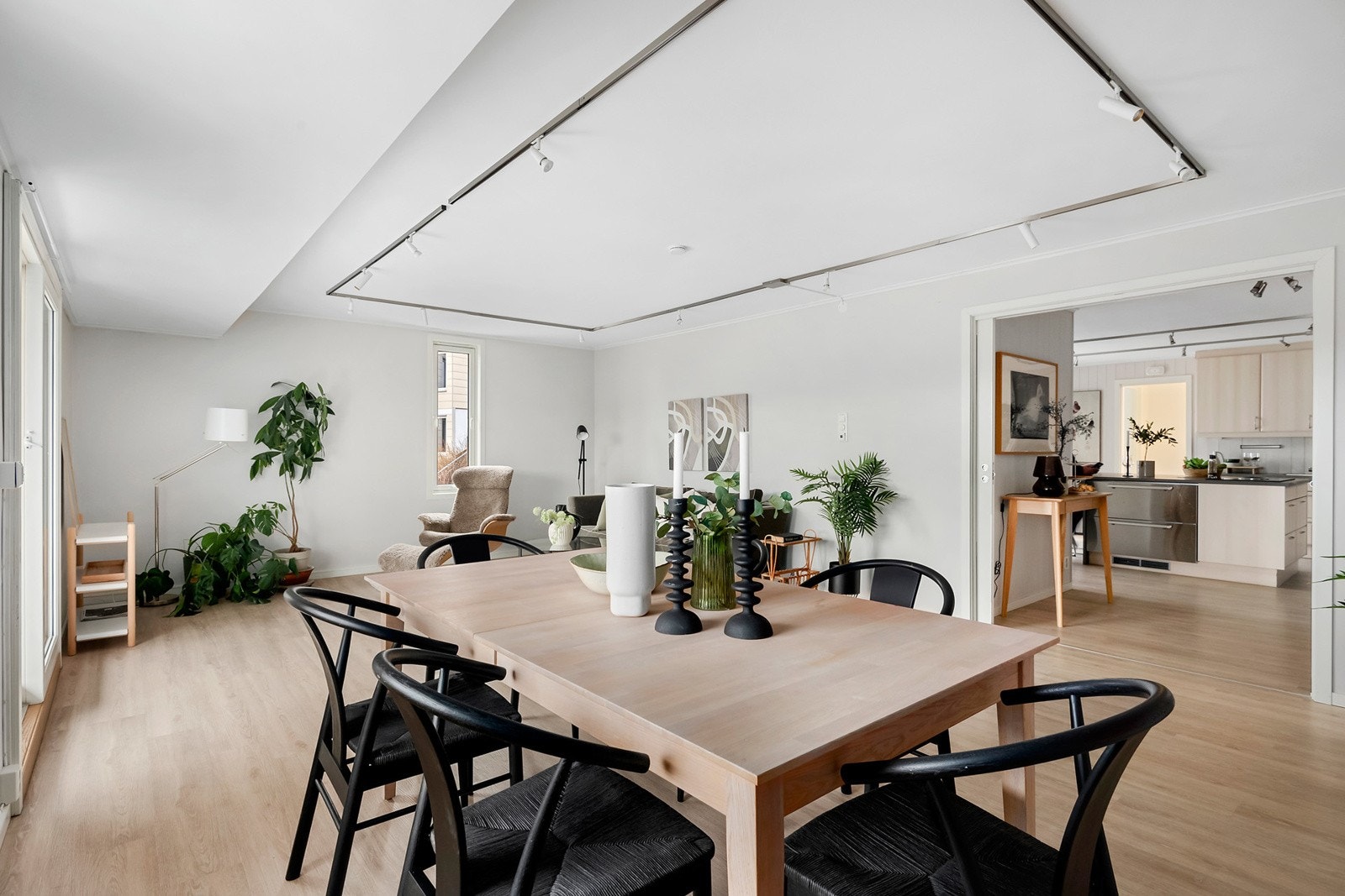 Stor og åpen stue med store vindusflater som slipper inn godt med naturlig lys. Galleribilde