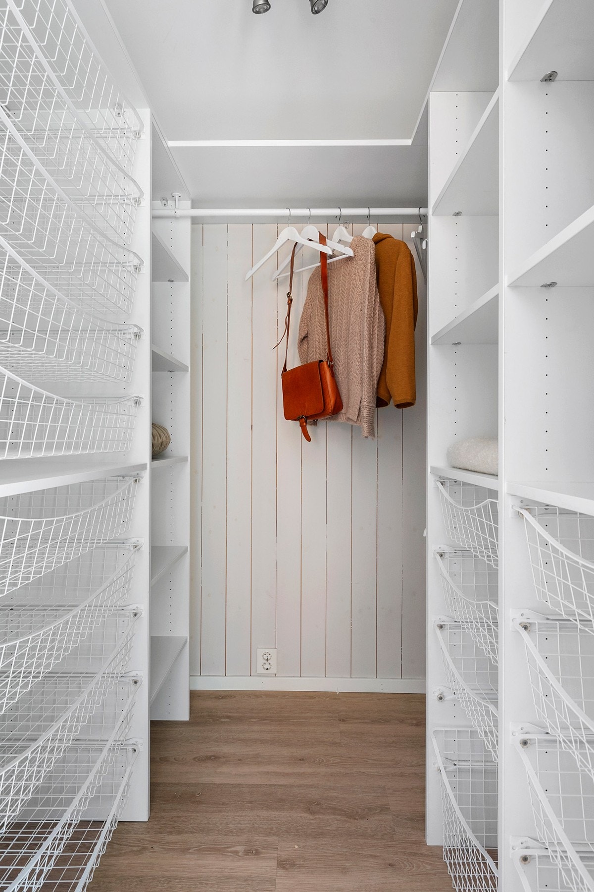 Fra kjøkkenet er det tilgang til praktisk walk-in closet. Galleribilde