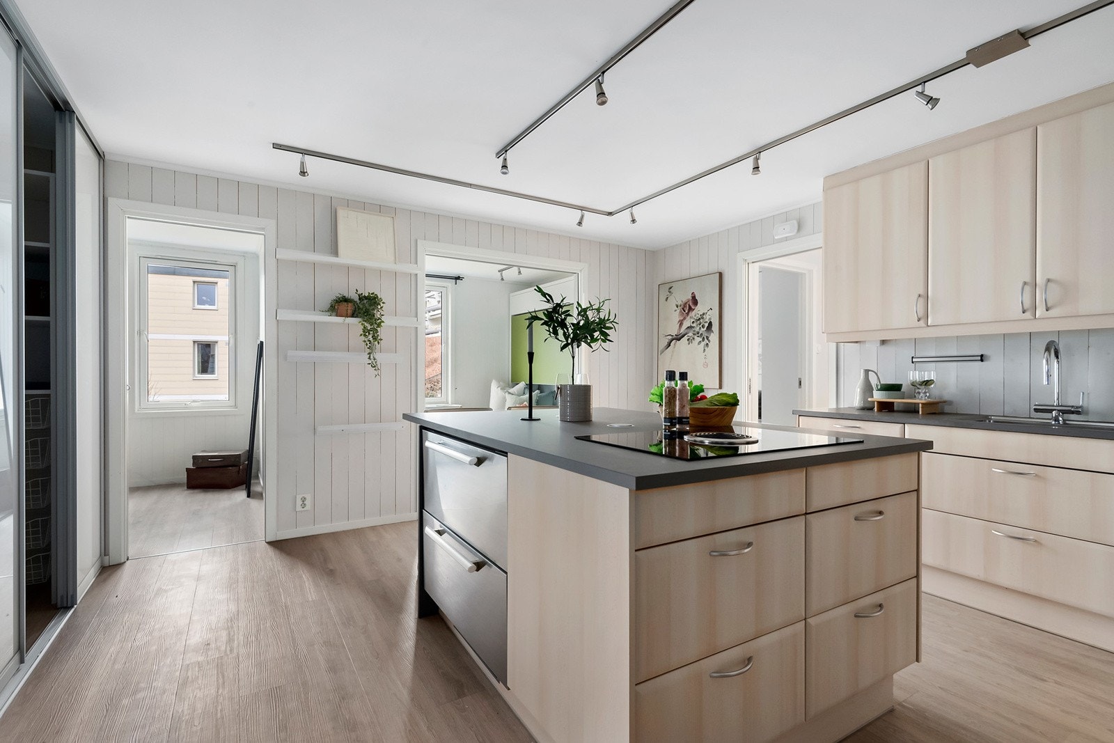 Kjøkkenet ble pusset opp med ny innredning fra JFK Design i 2015, med glatte fronter og laminert benkplate Galleribilde