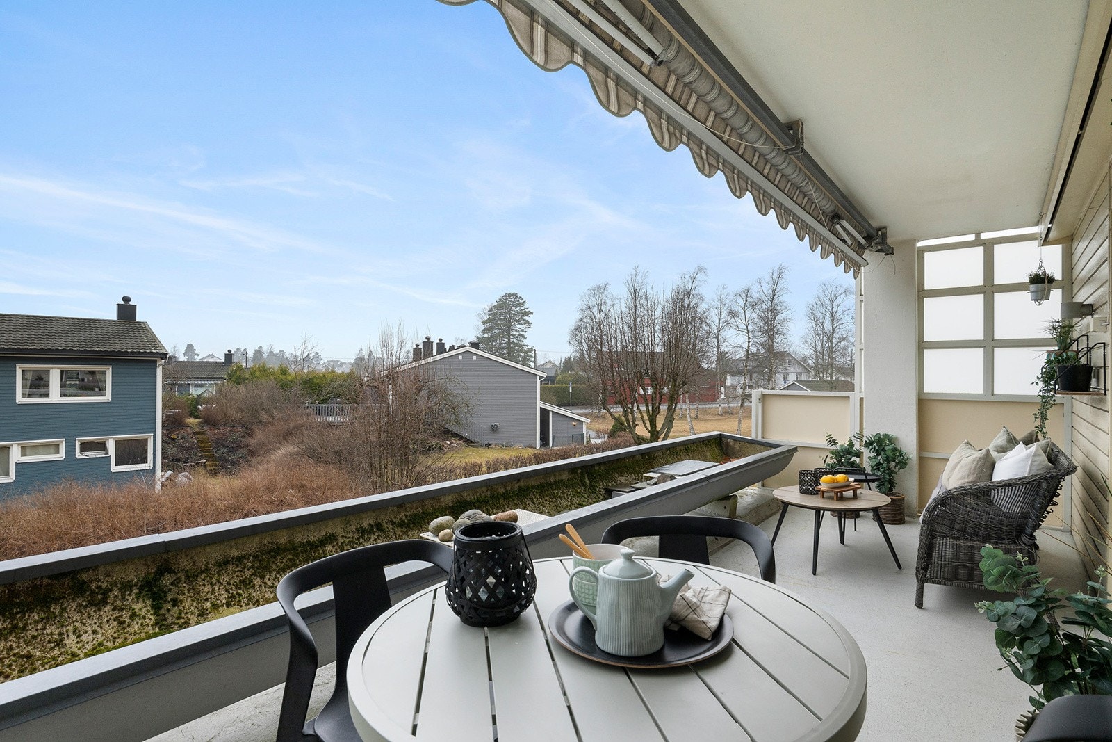 Fra stuen er det utgang til vestvendt balkong med herlige solforhold. Her kan du virkelig nyte late og varme sommerdager. Galleribilde