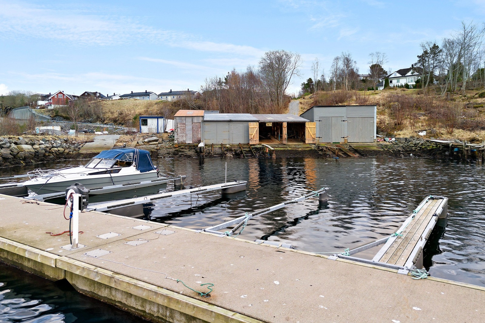 Trygg og godt skjermet båtplass i et maritimt og hyggelig miljø. Galleribilde