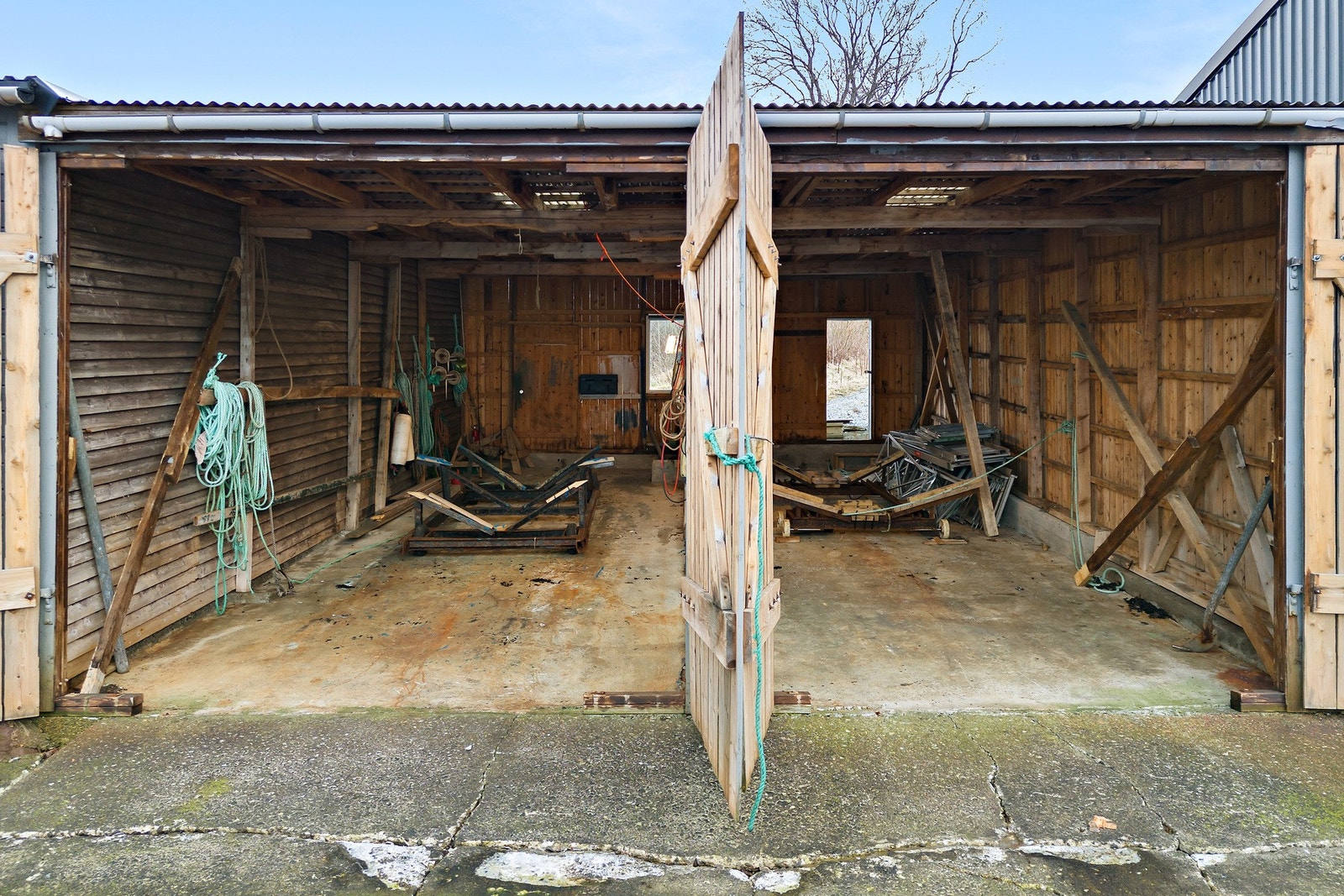 Naustet er oppført med ringmur av betong og støpt gulv på grunnen. Ytterveggene er videre av bindingsverk med utvendig spaltekledning av tre. Galleribilde