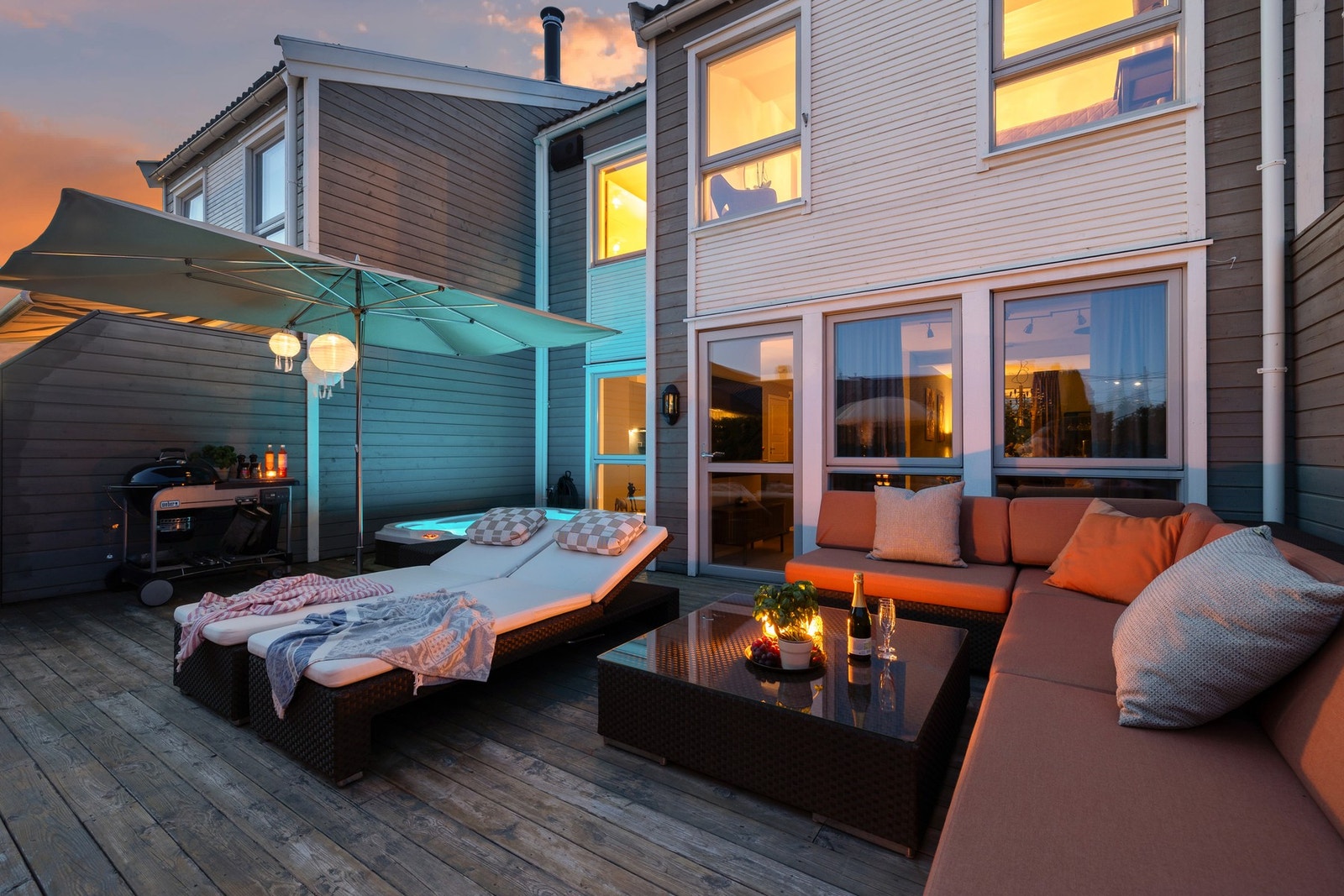 Boligen har en fantastisk terrasse på hele 47 kvm! Her har du plass til diverse utemøbler, solsenger, grill osv. Galleribilde