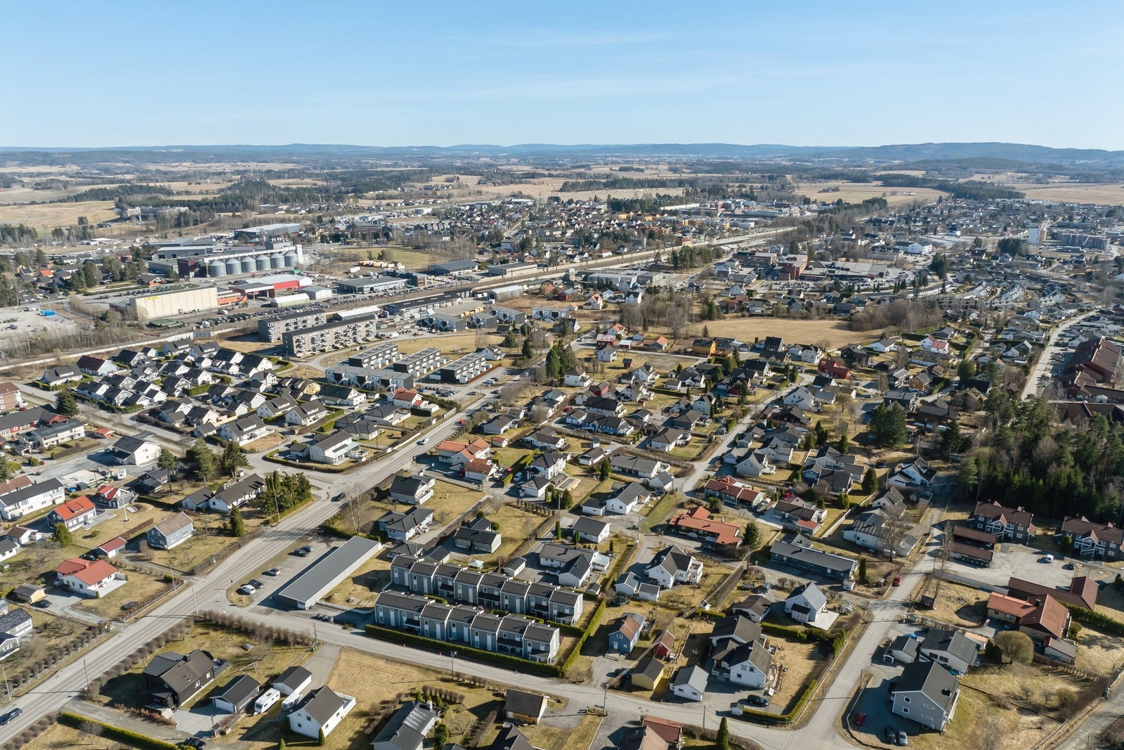 Det er kun ca. 10 minutter gange til Kløfta stasjon. Romerikssenteret ligger også like ved med kafeer, butikker osv. Galleribilde