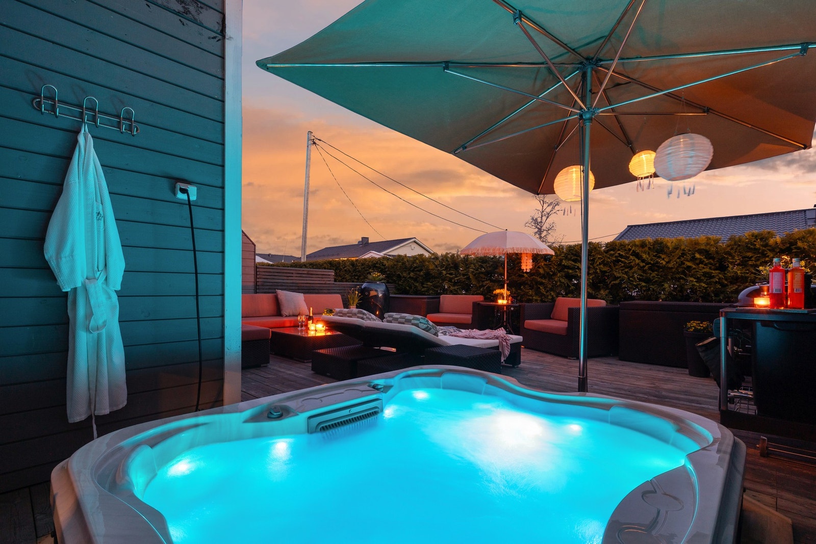 Nyt sene kvelder på den luftige og skjermede terrassen. Jacuzzi medfølger ikke. Galleribilde