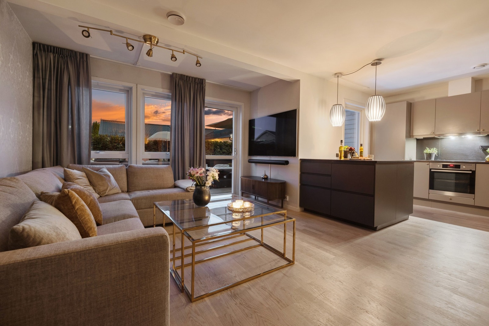 Her er boligens avslappings sone, her kan du nyte lange kvelder og ta det helt med ro. Perfekt plass for filmkveld. Galleribilde