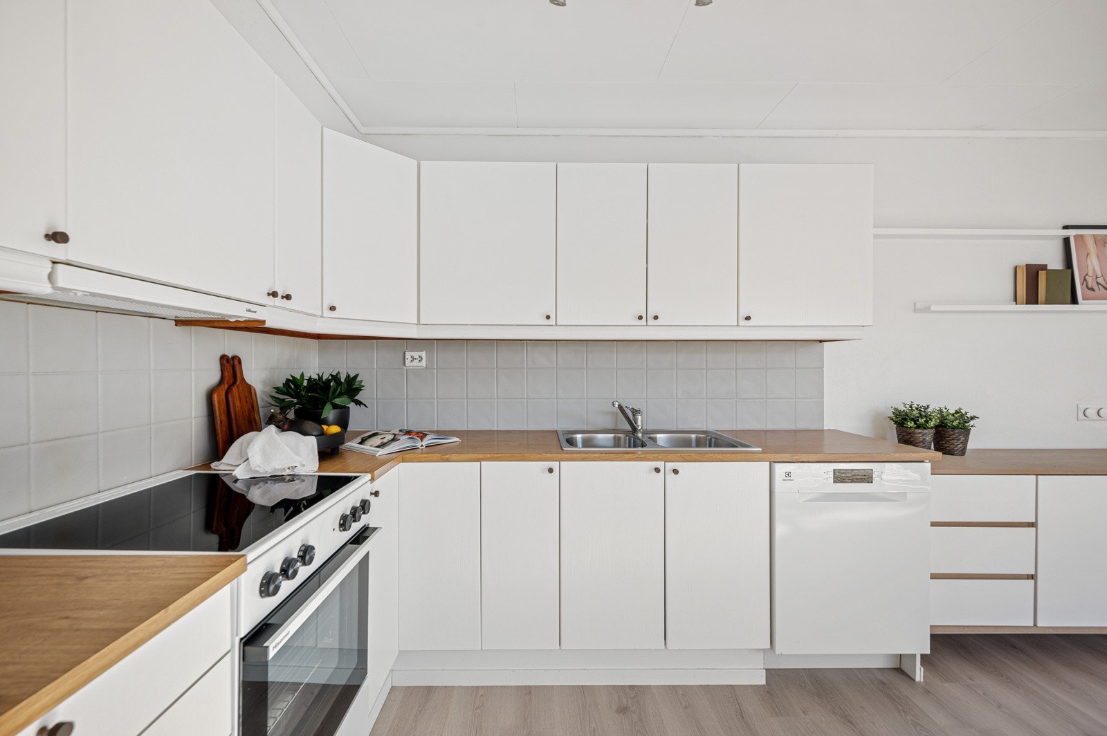 Kjøkken med god skap- og benkeplass. Galleribilde