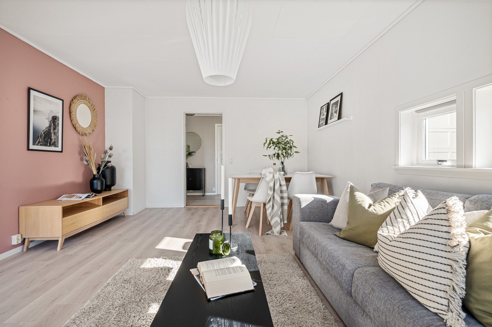 Leiligheten inneholder: 1. etg: Gang, vaskerom, bad, to soverom og stue/kjøkken. Galleribilde