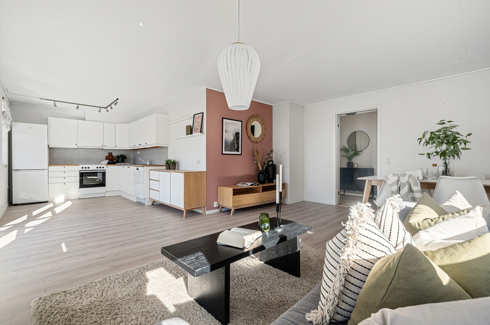 Åpen og romslig stue/kjøkken løsning. Galleribilde