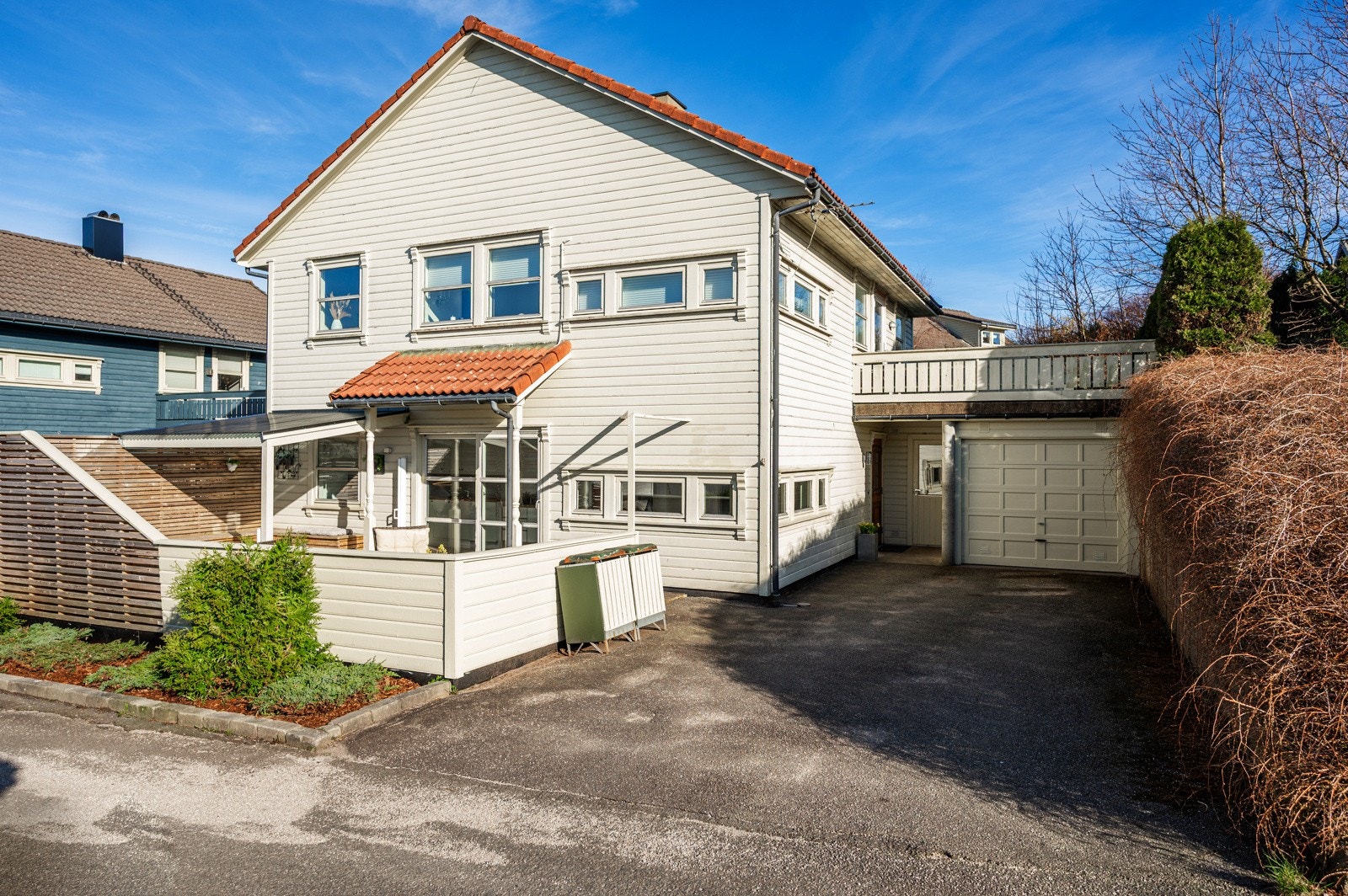 Leiligheten ligger i underetasjen i horisontaldelt tomannsbolig på Høgevollen boligfelt i Hafsøy. Galleribilde