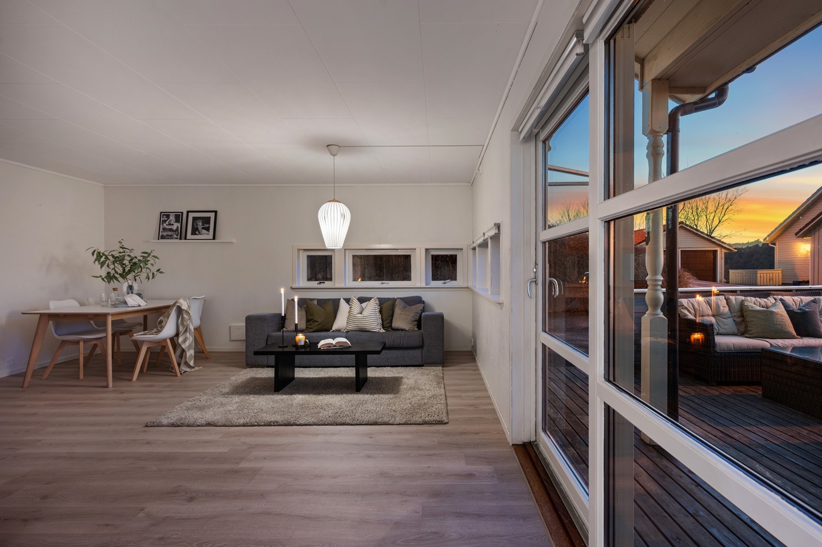 Dette er en lys og fin leilighet med god standard, stor solrik terrasse, garasje, 2 soverom og eget vaskerom! Galleribilde