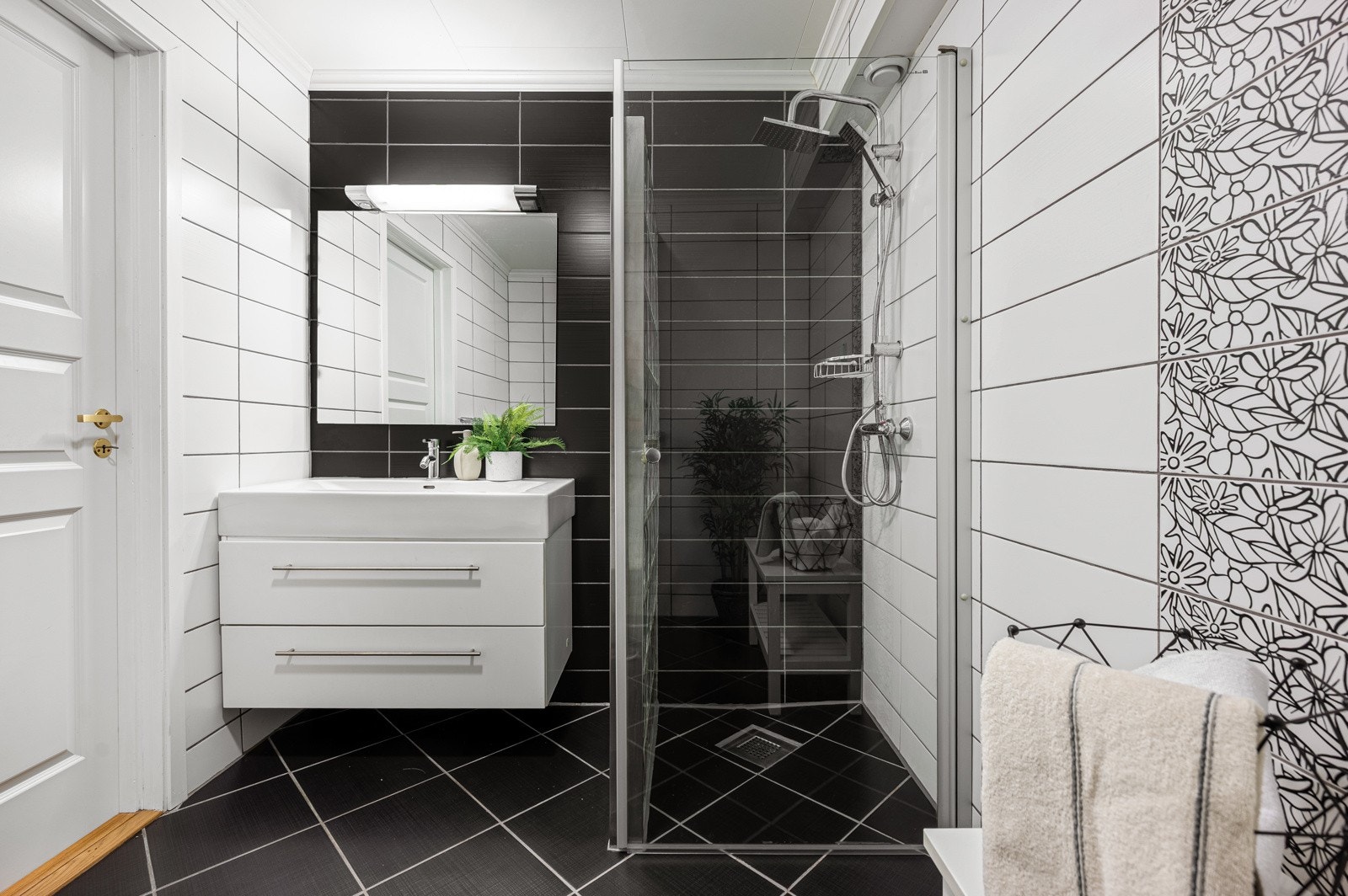 Pent, flislagt bad. Galleribilde