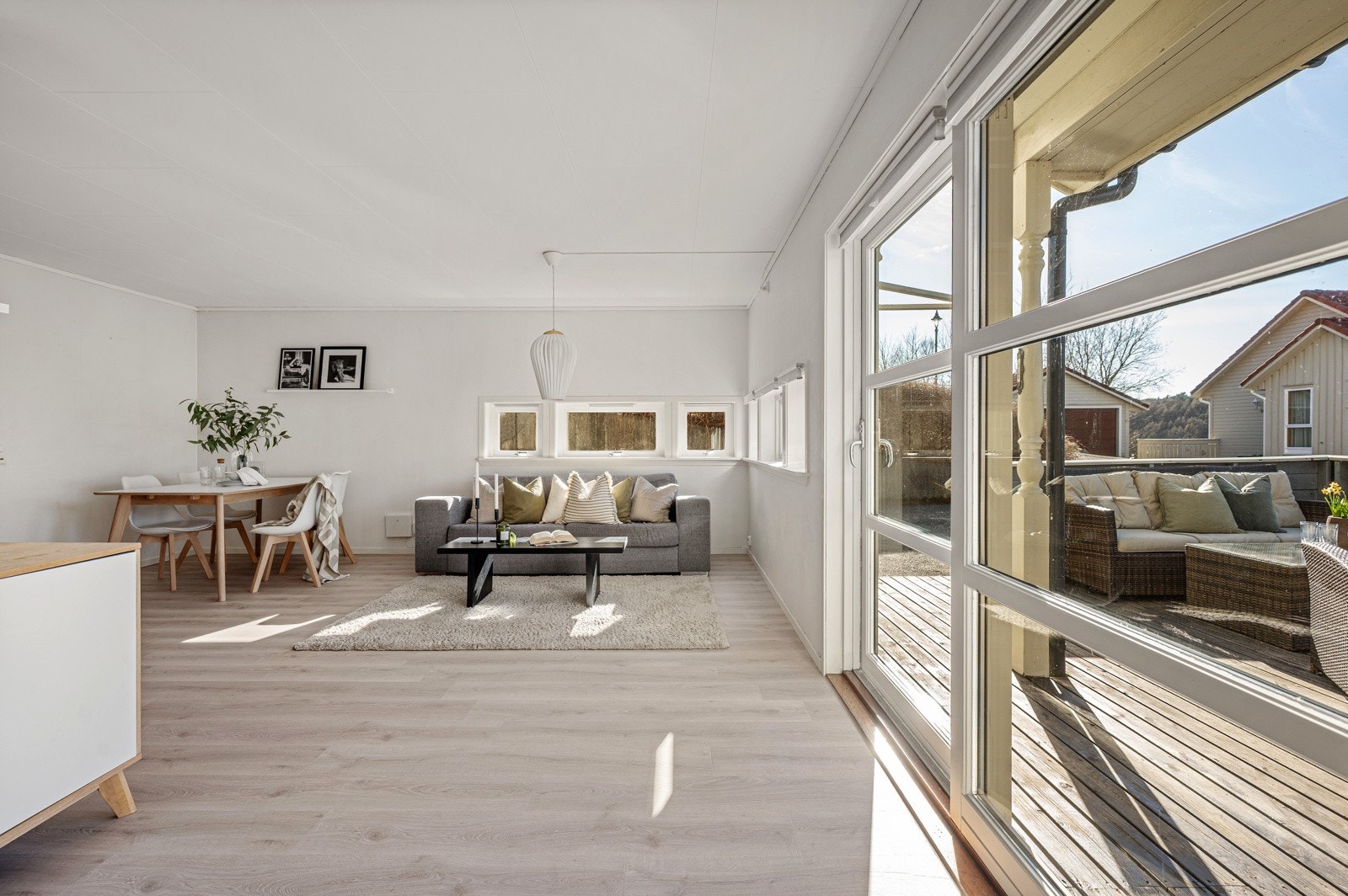 Utgang til terrasse fra stue/kjøkken. Galleribilde