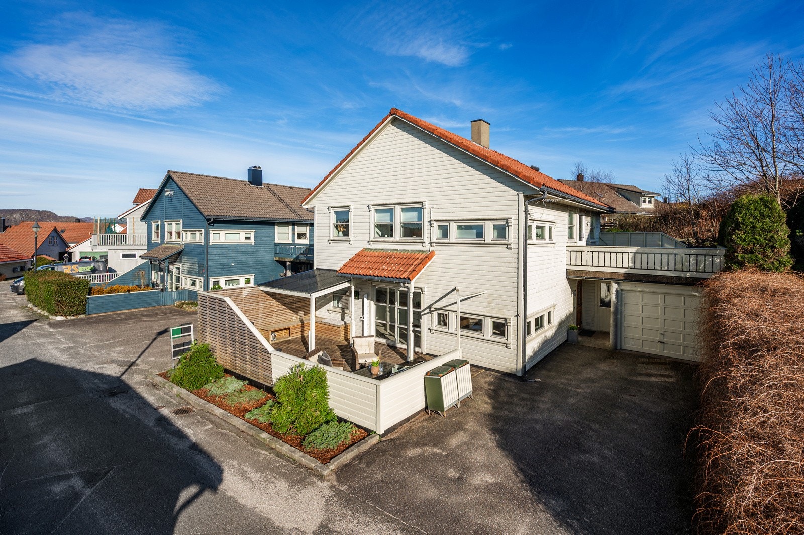 Parkering i garasje (18 kvm) og biloppstillingsplass. Galleribilde