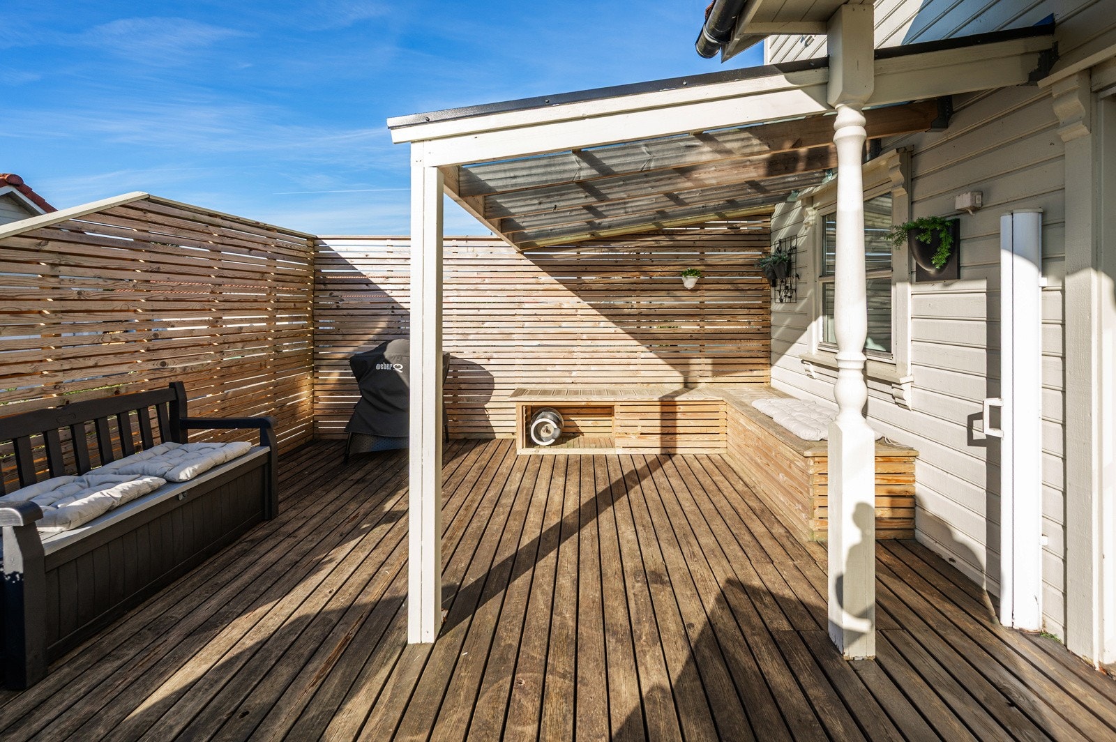 Bruksvennlig levegg og pergola på terrassen. Galleribilde